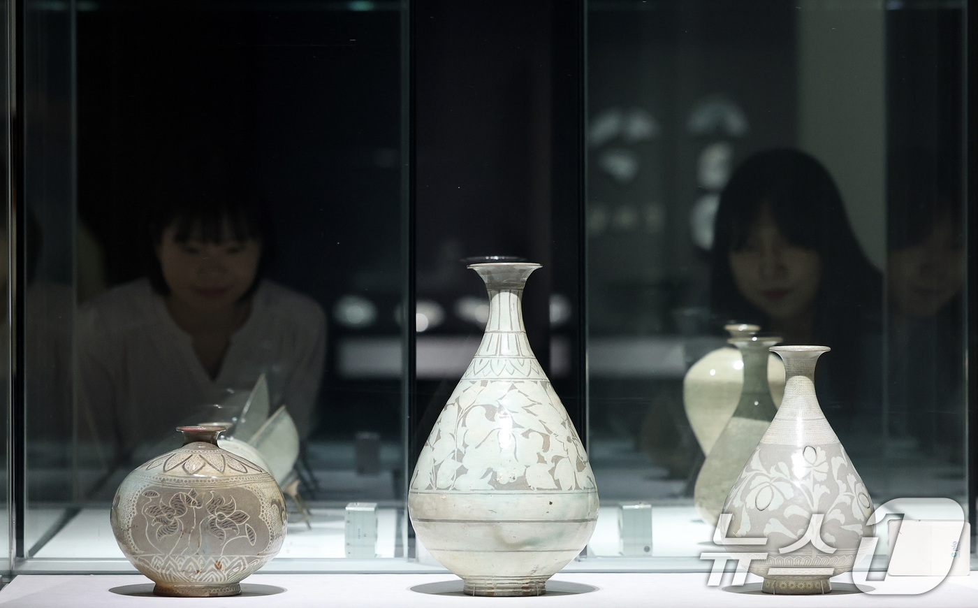 (서울=뉴스1) 이동해 기자 = 7일 서울 용산구 국립중앙박물관에서 열린 '새 나라 새 미술:조선 전기 미술 대전' 특별전에서 관람객들이 전시를 살펴보고 있다.국립중앙박물관 용산 …