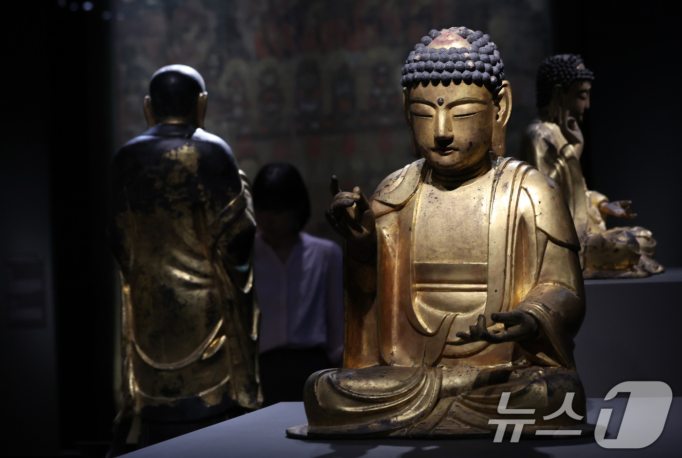(서울=뉴스1) 이동해 기자 = 7일 서울 용산구 국립중앙박물관에서 열린 '새 나라 새 미술:조선 전기 미술 대전' 특별전에서 관람객들이 전시를 살펴보고 있다.국립중앙박물관 용산 …