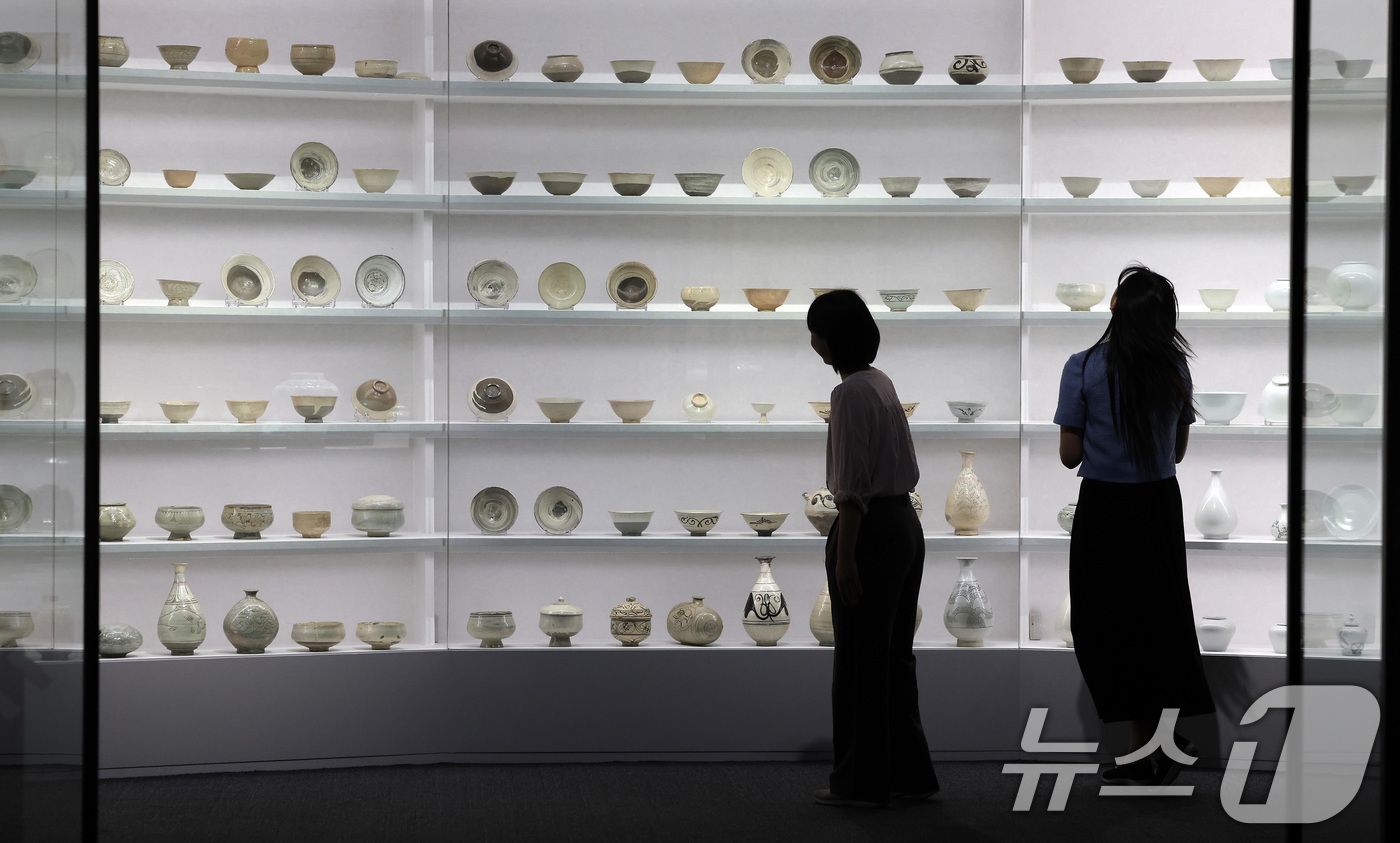 (서울=뉴스1) 이동해 기자 = 7일 서울 용산구 국립중앙박물관에서 열린 '새 나라 새 미술:조선 전기 미술 대전' 특별전에서 관람객들이 전시를 살펴보고 있다.국립중앙박물관 용산 …