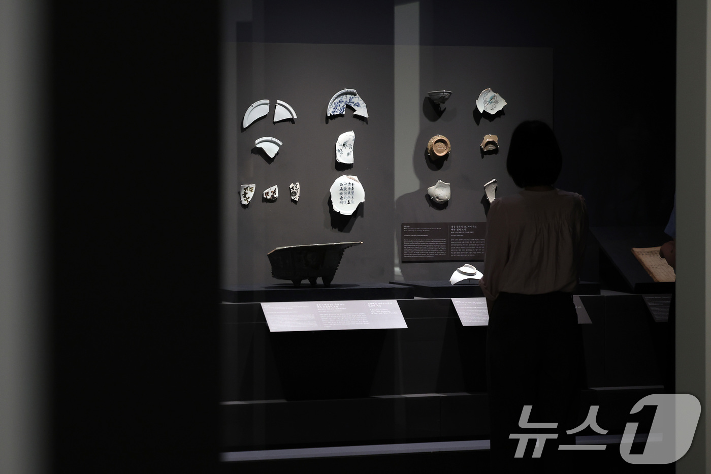 (서울=뉴스1) 이동해 기자 = 7일 서울 용산구 국립중앙박물관에서 열린 '새 나라 새 미술:조선 전기 미술 대전' 특별전에서 관람객들이 전시를 살펴보고 있다.국립중앙박물관 용산 …