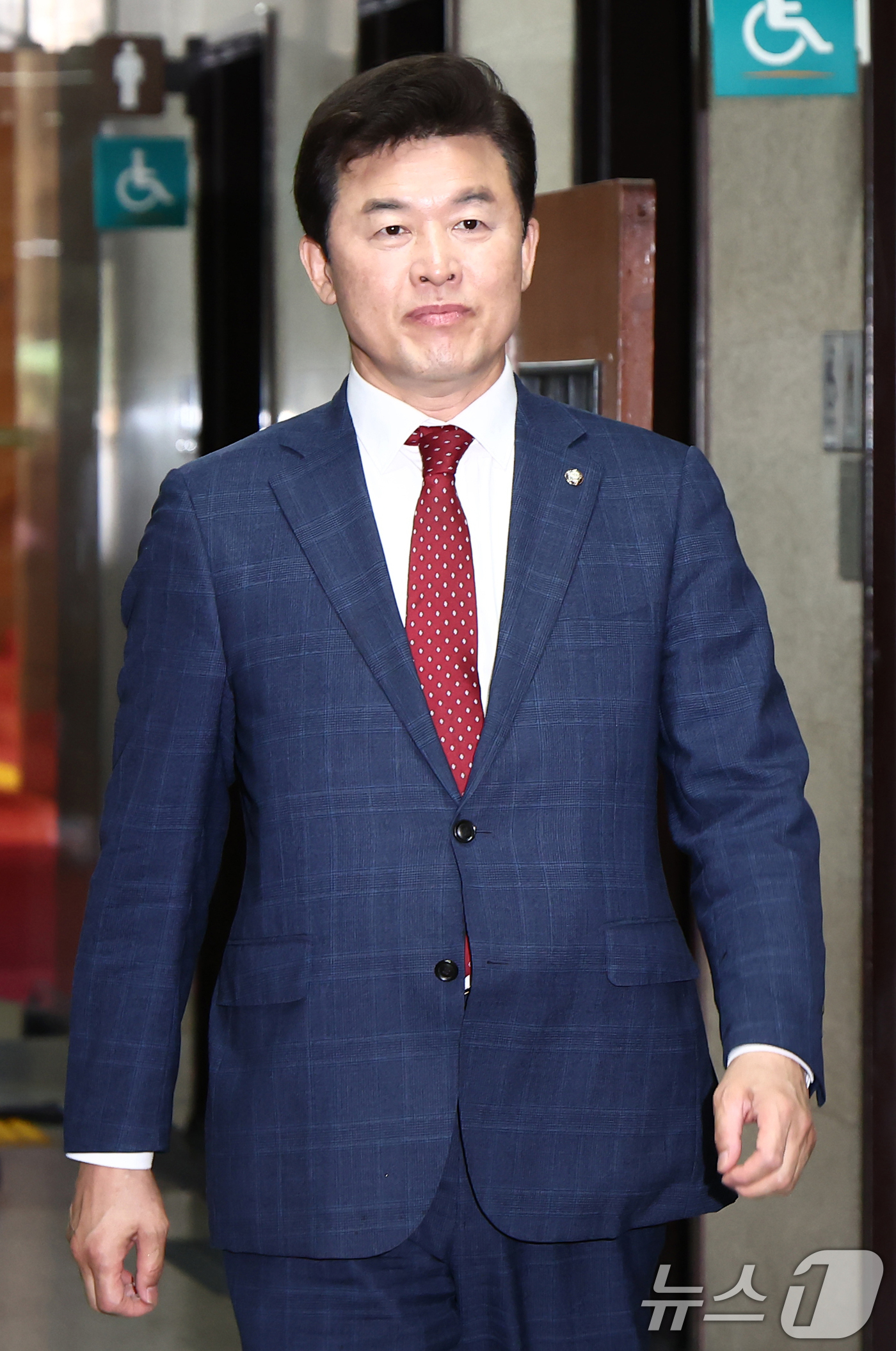 (서울=뉴스1) 김민지 기자 = 윤영석 국민의힘 의원이 9일 서울 여의도 국회에서 열린 4선 이상 중진 의원 회동에 참석하기 위해 이동하고 있다. 2025.6.9/뉴스1