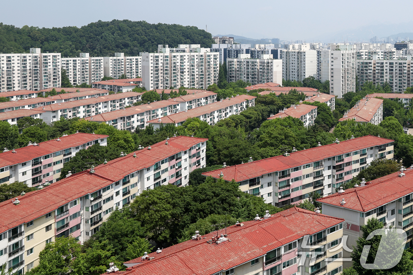 (서울=뉴스1) 민경석 기자 = 목동과 여의도 등 서울 주요 재건축 단지를 중심으로 아파트값이 들썩이고 있다.시장에서는 이 같은 움직임이 이재명 대통령의 정비사업 관련 공약에 따른 …