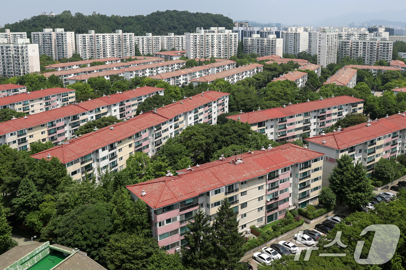 (서울=뉴스1) 민경석 기자 = 목동과 여의도 등 서울 주요 재건축 단지를 중심으로 아파트값이 들썩이고 있다.시장에서는 이 같은 움직임이 이재명 대통령의 정비사업 관련 공약에 따른 …