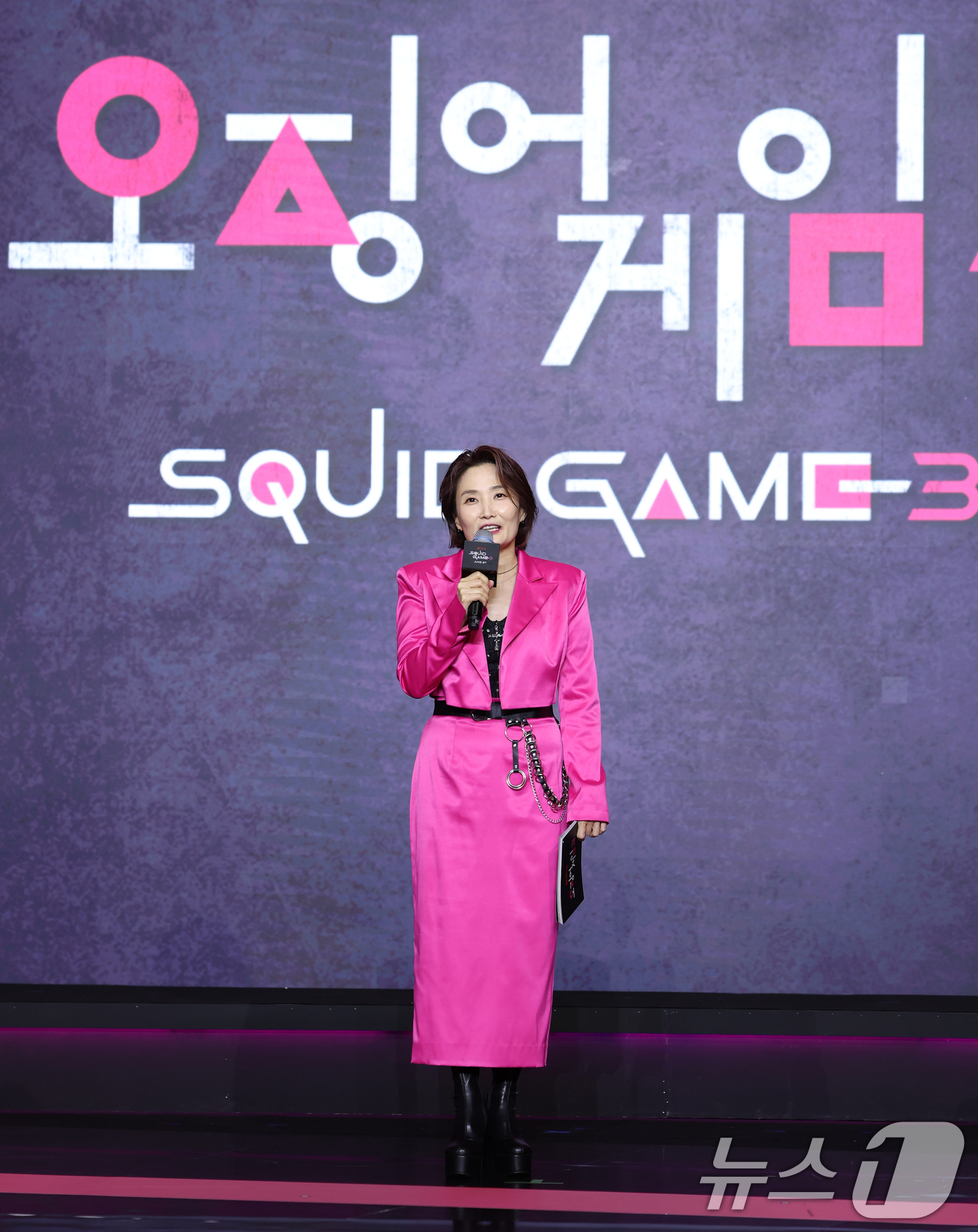 (서울=뉴스1) 권현진 기자 = 방송인 박경림이 9일 서울 용산구 서울드래곤시티에서 열린 넷플릭스 시리즈 '오징어 게임' 시즌3 제작발표회에서 진행을 하고 있다.'오징어 게임' 시 …