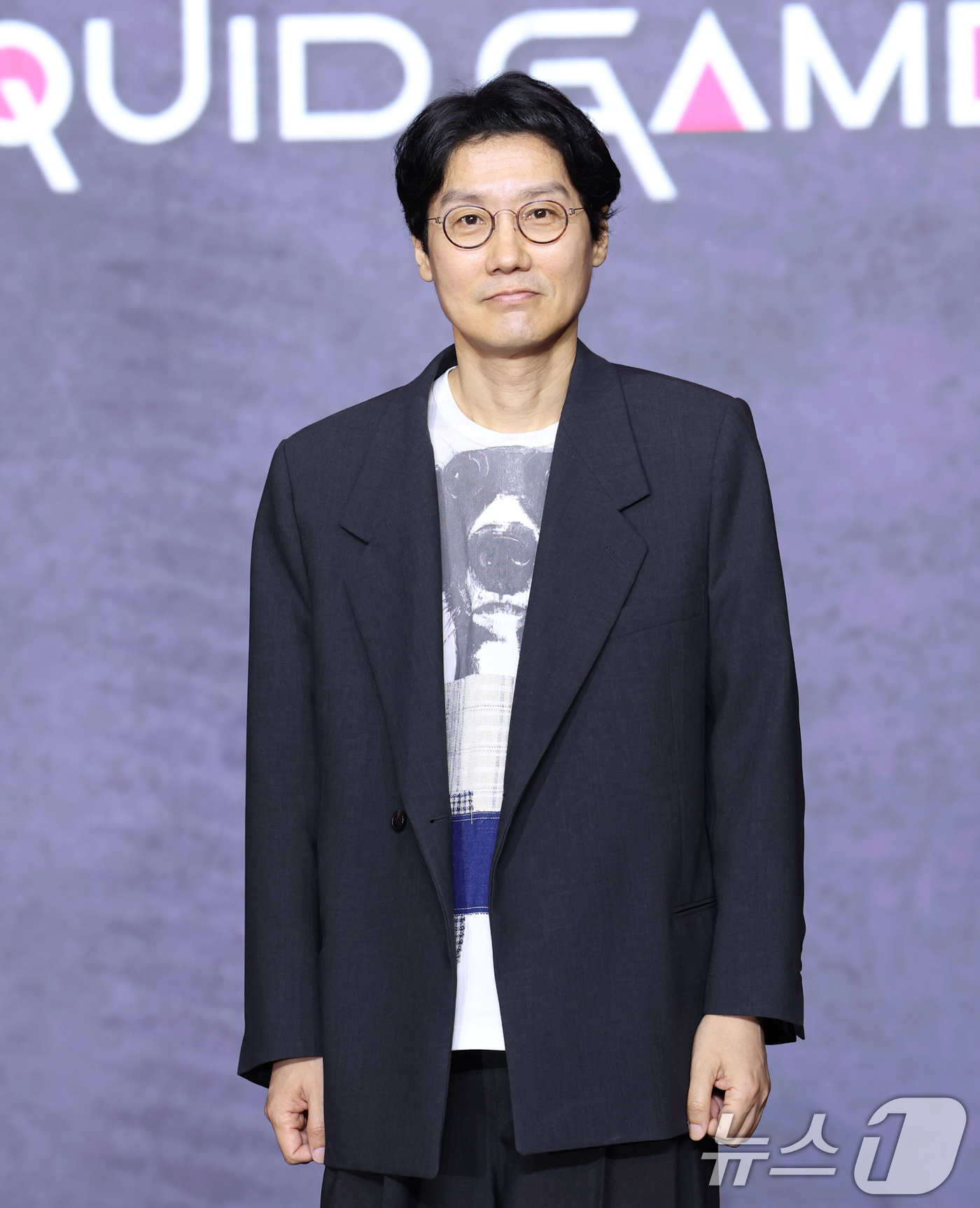 (서울=뉴스1) 권현진 기자 = 황동혁 감독이 9일 서울 용산구 서울드래곤시티에서 열린 넷플릭스 시리즈 '오징어 게임' 시즌3 제작발표회에서 포즈를 취하고 있다.'오징어 게임' 시 …