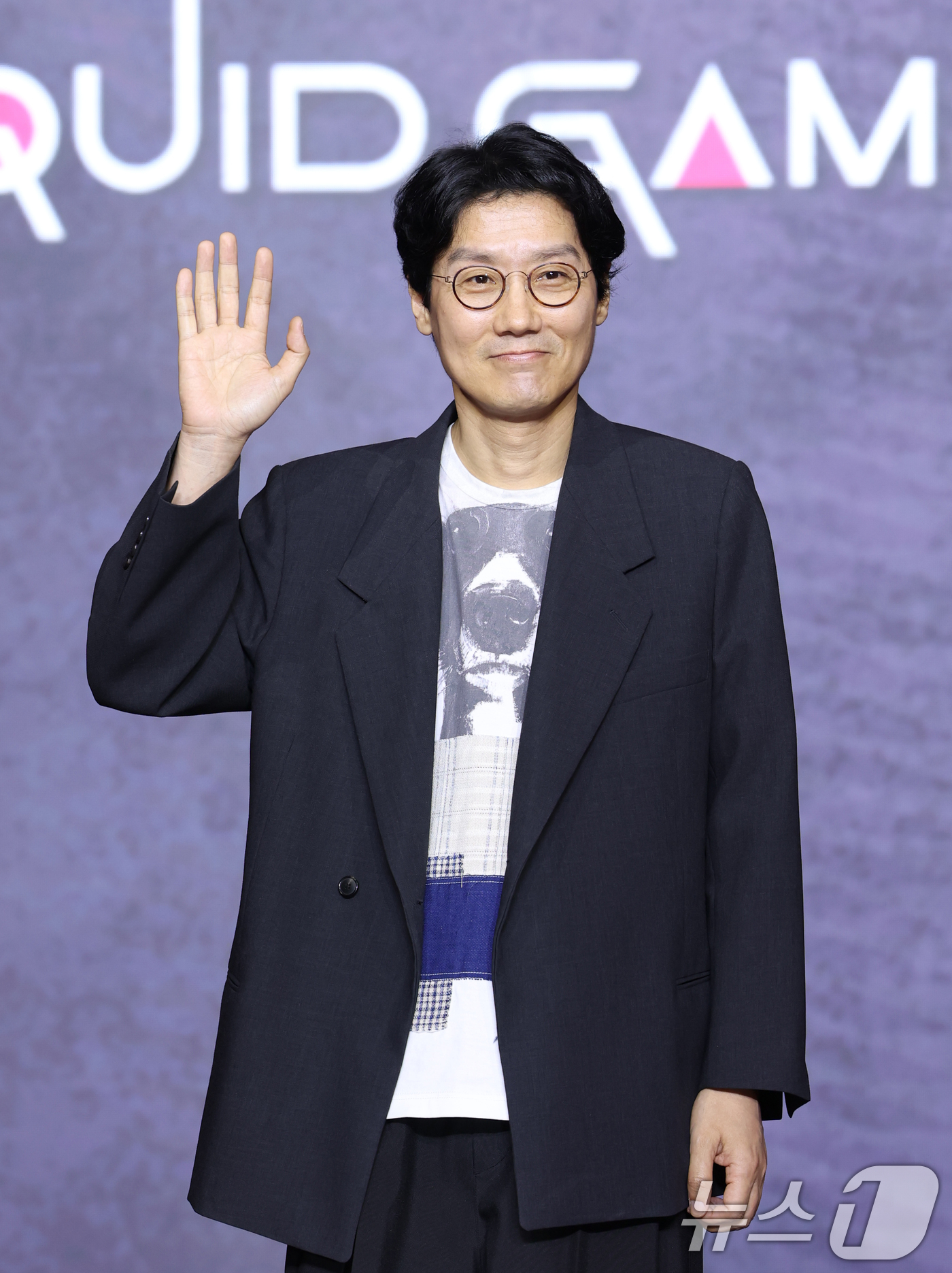 (서울=뉴스1) 권현진 기자 = 황동혁 감독이 9일 서울 용산구 서울드래곤시티에서 열린 넷플릭스 시리즈 '오징어 게임' 시즌3 제작발표회에서 포즈를 취하고 있다.'오징어 게임' 시 …
