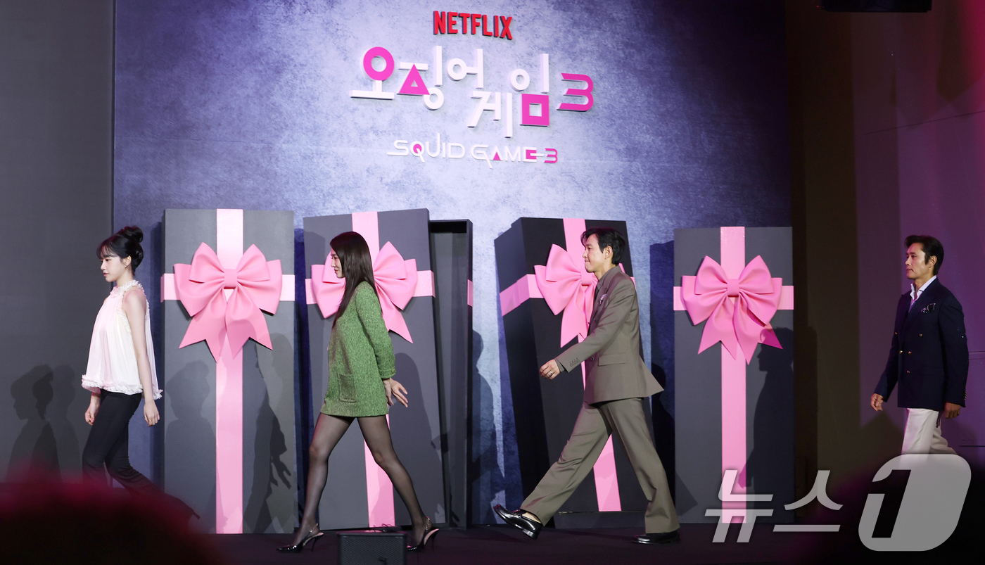 (서울=뉴스1) 권현진 기자 = 배우 조유리(왼쪽부터)와 박규영, 이정재, 이병헌이 9일 서울 용산구 서울드래곤시티에서 열린 넷플릭스 시리즈 '오징어 게임' 시즌3 제작발표회에 참 …