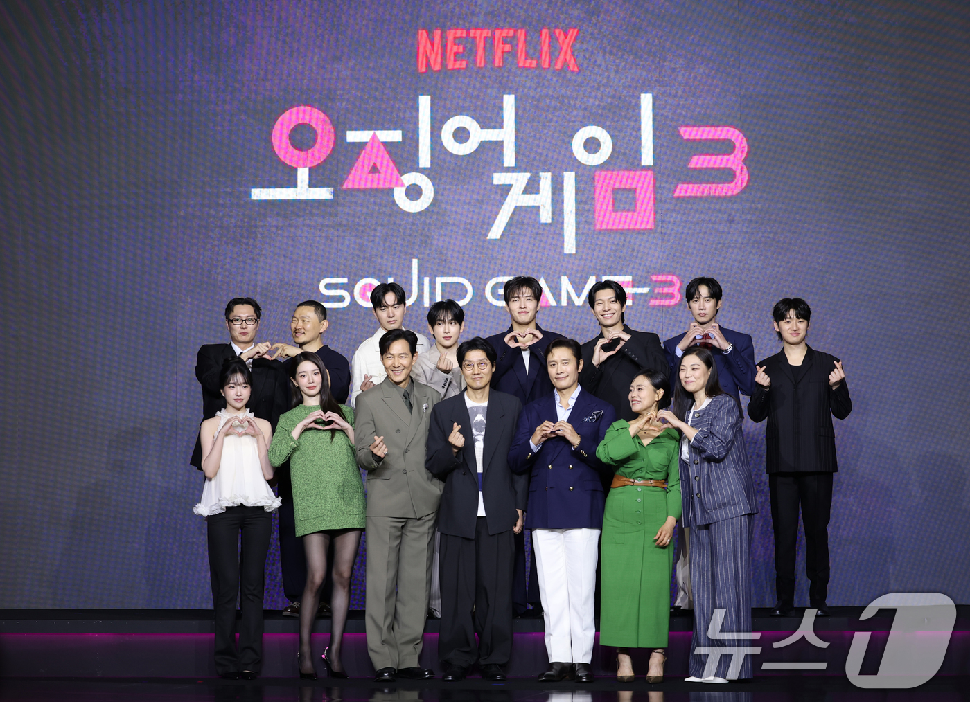 (서울=뉴스1) 권현진 기자 = 9일 서울 용산구 서울드래곤시티에서 열린 넷플릭스 시리즈 '오징어 게임' 시즌3 제작발표회에서 드라마 주역들이 포즈를 취하고 있다.'오징어 게임' …