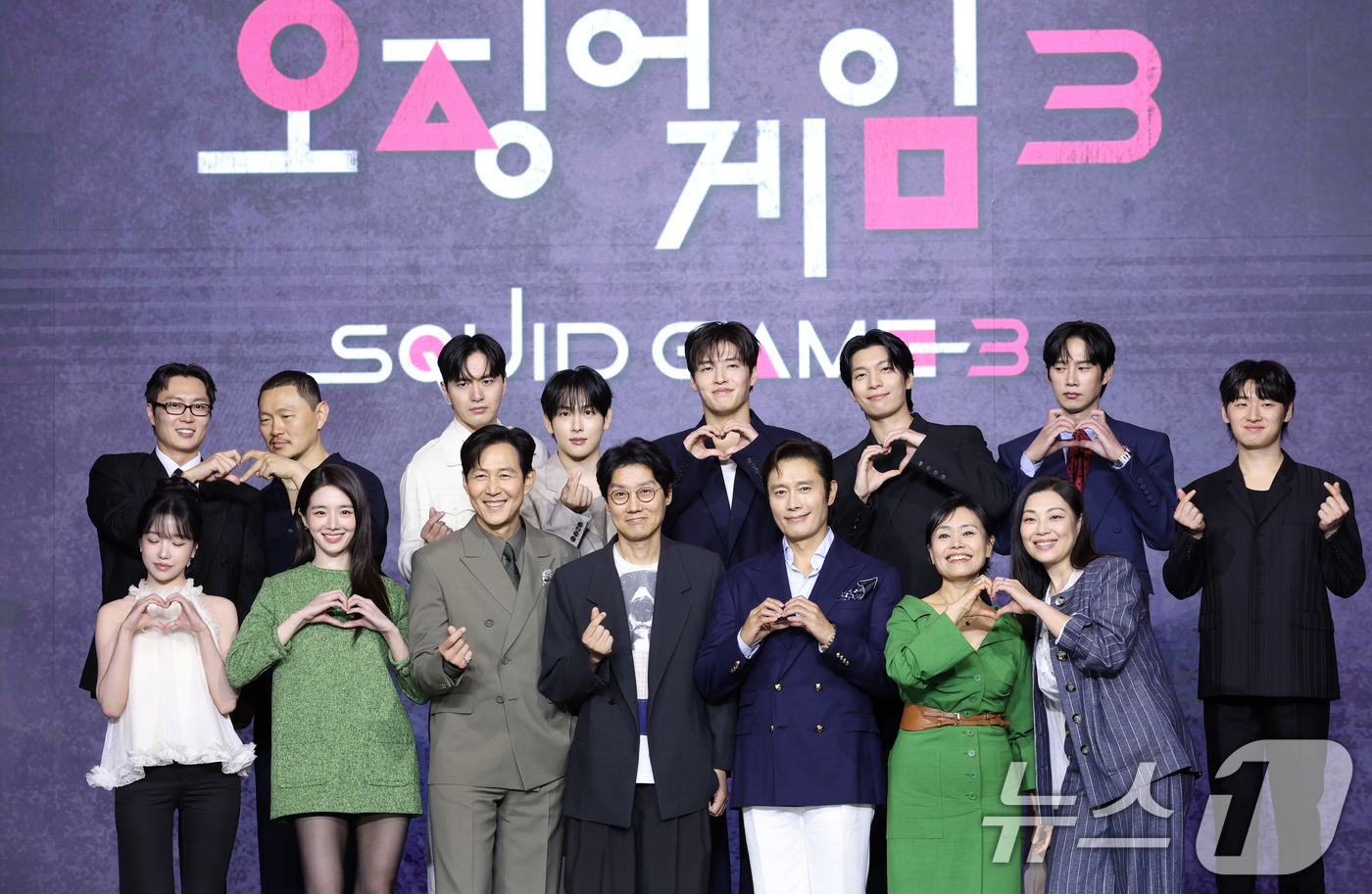 (서울=뉴스1) 권현진 기자 = 9일 서울 용산구 서울드래곤시티에서 열린 넷플릭스 시리즈 '오징어 게임' 시즌3 제작발표회에서 드라마 주역들이 포즈를 취하고 있다.'오징어 게임' …