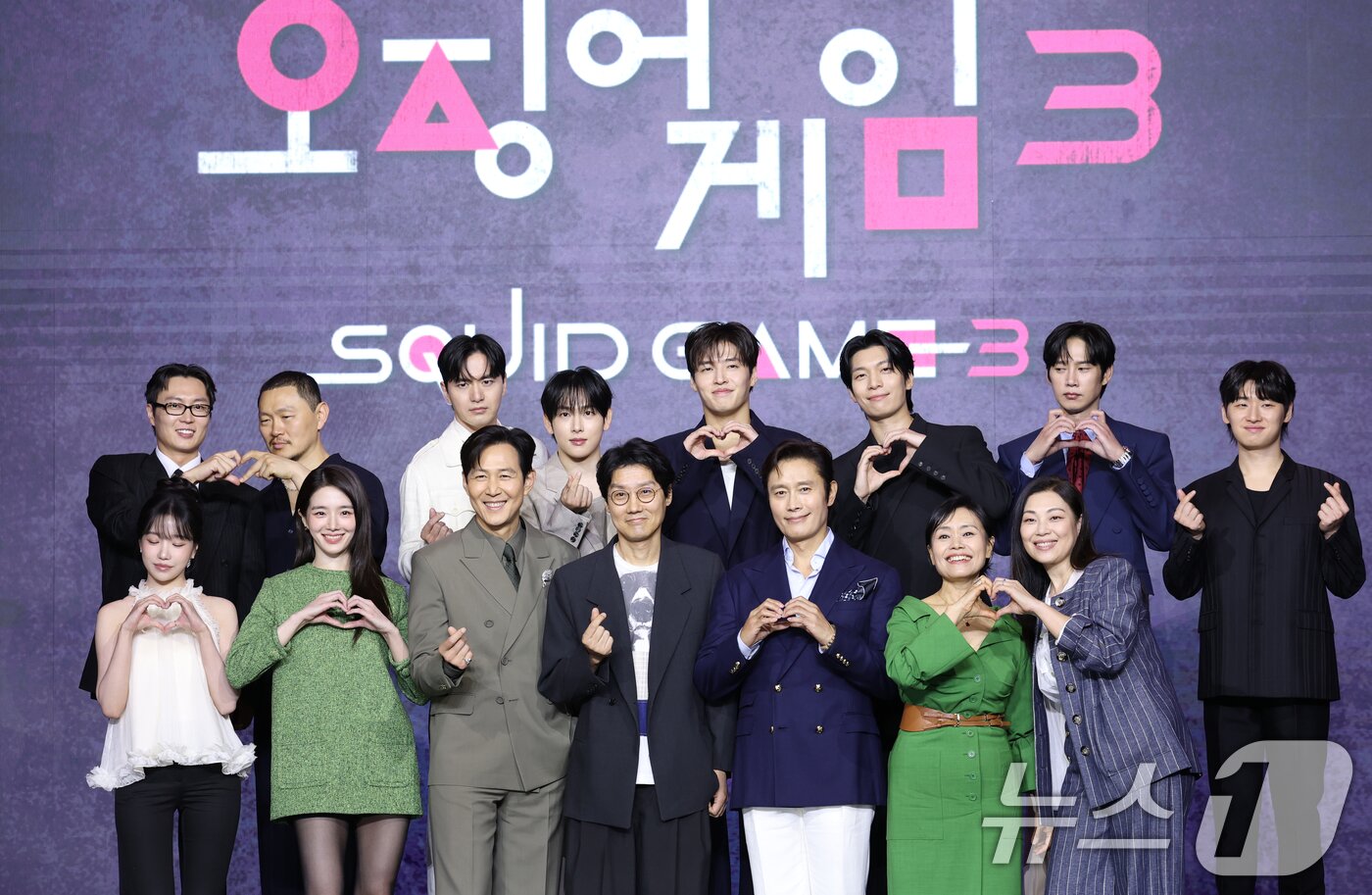 본문 이미지 - 9일 서울 용산구 서울드래곤시티에서 열린 넷플릭스 시리즈 '오징어 게임' 시즌3 제작발표회에서 드라마 주역들이 포즈를 취하고 있다. '오징어 게임' 시즌3은 자신만의 목적을 품고 다시 참가한 게임에서 가장 친한 친구를 잃고 만 ‘기훈’과, 정체를 숨긴 채 게임에 숨어들었던 프론트맨, 그리고 그 잔인한 게임 속에서 살아남은 참가자들의 마지막 운명을 그린 이야기​다. 2025.6.9/뉴스1 ⓒ News1 권현진 기자