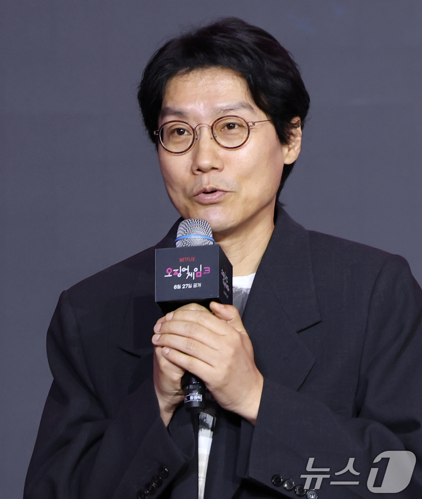 (서울=뉴스1) 권현진 기자 = 황동혁 감독이 9일 서울 용산구 서울드래곤시티에서 열린 넷플릭스 시리즈 '오징어 게임' 시즌3 제작발표회에서 인사말을 하고 있다.'오징어 게임' 시 …