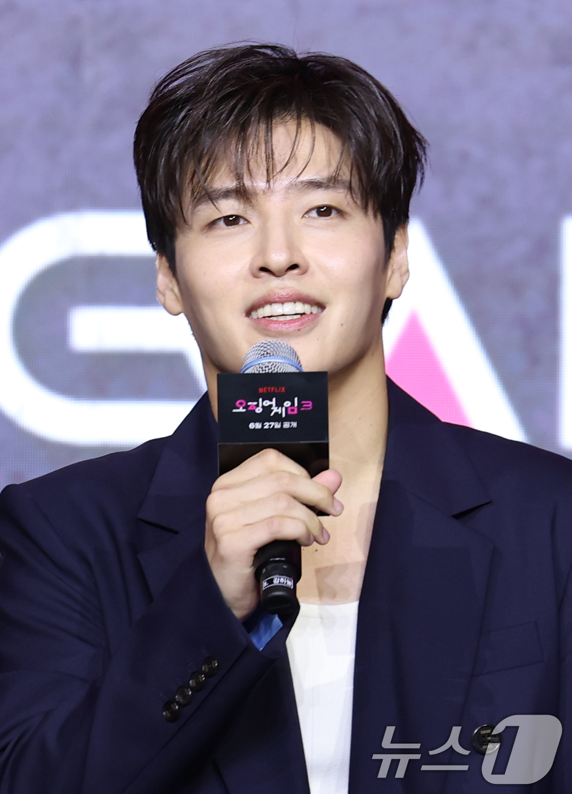 (서울=뉴스1) 권현진 기자 = 배우 강하늘이 9일 서울 용산구 서울드래곤시티에서 열린 넷플릭스 시리즈 '오징어 게임' 시즌3 제작발표회에서 인사말을 하고 있다.'오징어 게임' 시 …