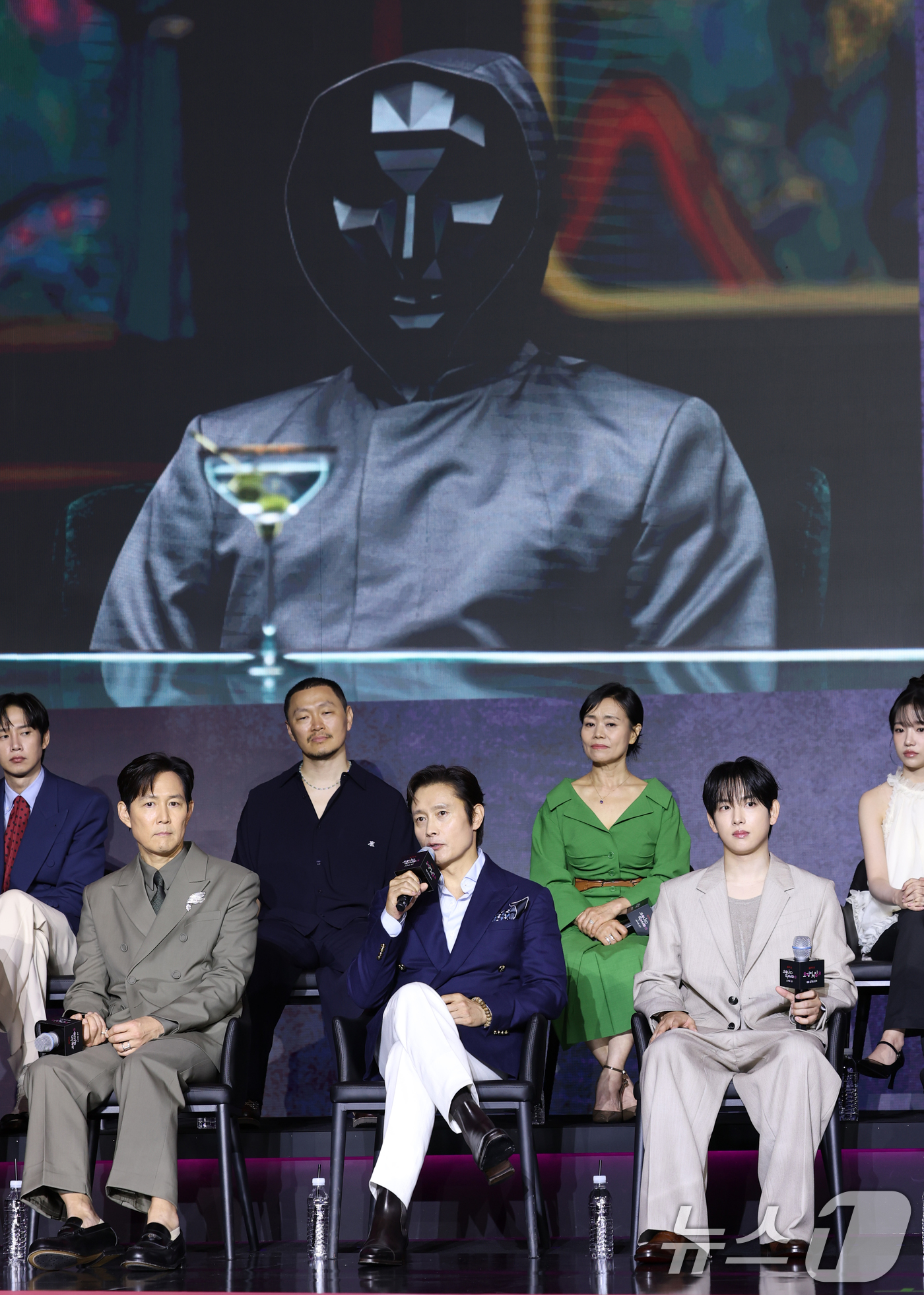 (서울=뉴스1) 권현진 기자 = 배우 이병헌이 9일 서울 용산구 서울드래곤시티에서 열린 넷플릭스 시리즈 '오징어 게임' 시즌3 제작발표회에서 캐릭터 소개를 하고 있다.'오징어 게임 …