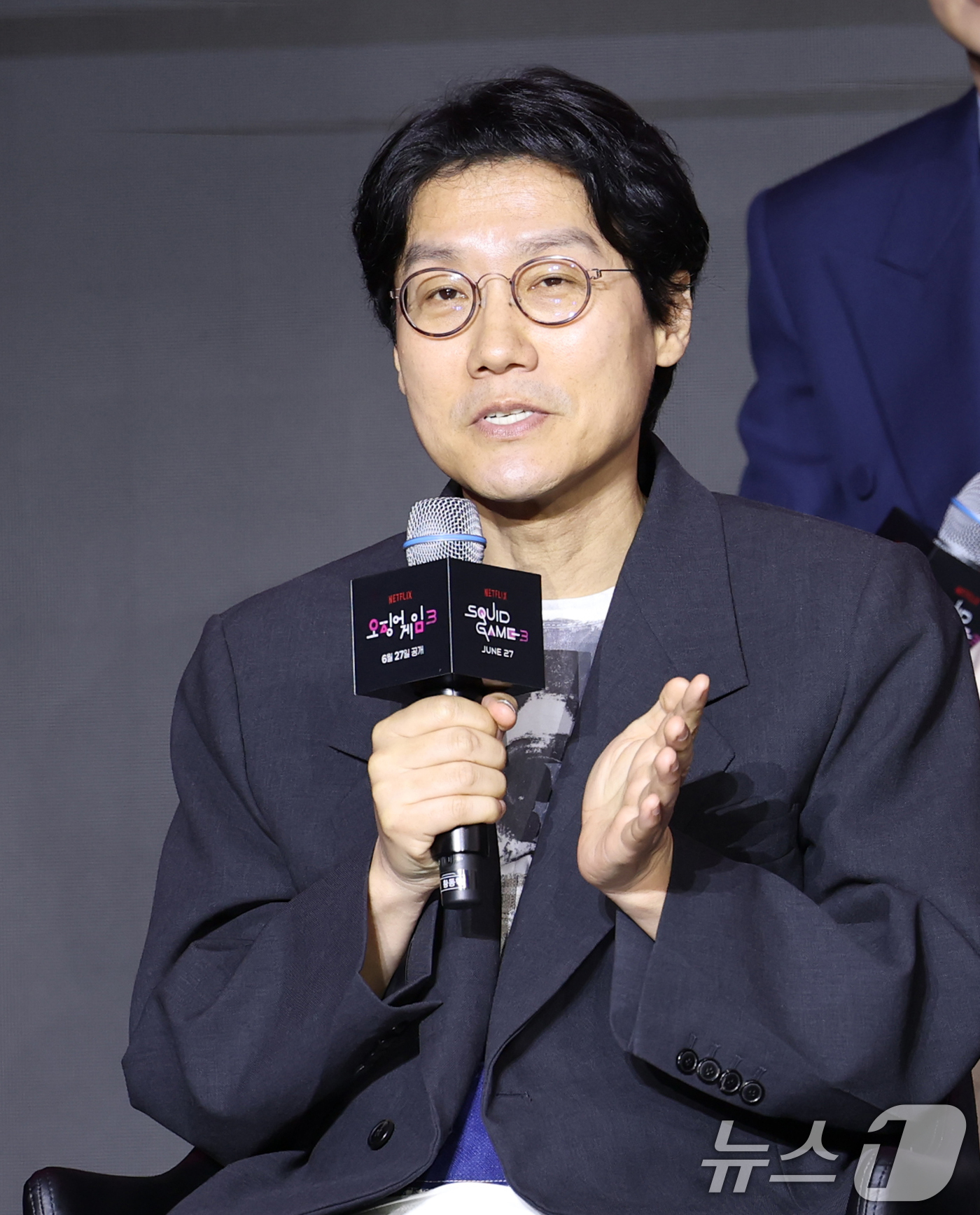 (서울=뉴스1) 권현진 기자 = 황동혁 감독이 9일 서울 용산구 서울드래곤시티에서 열린 넷플릭스 시리즈 '오징어 게임' 시즌3 제작발표회에서 인사말을 하고 있다.'오징어 게임' 시 …