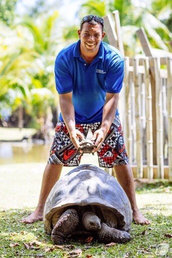 본문 이미지 - 자이언트 거북(세이셸관광청 제공)