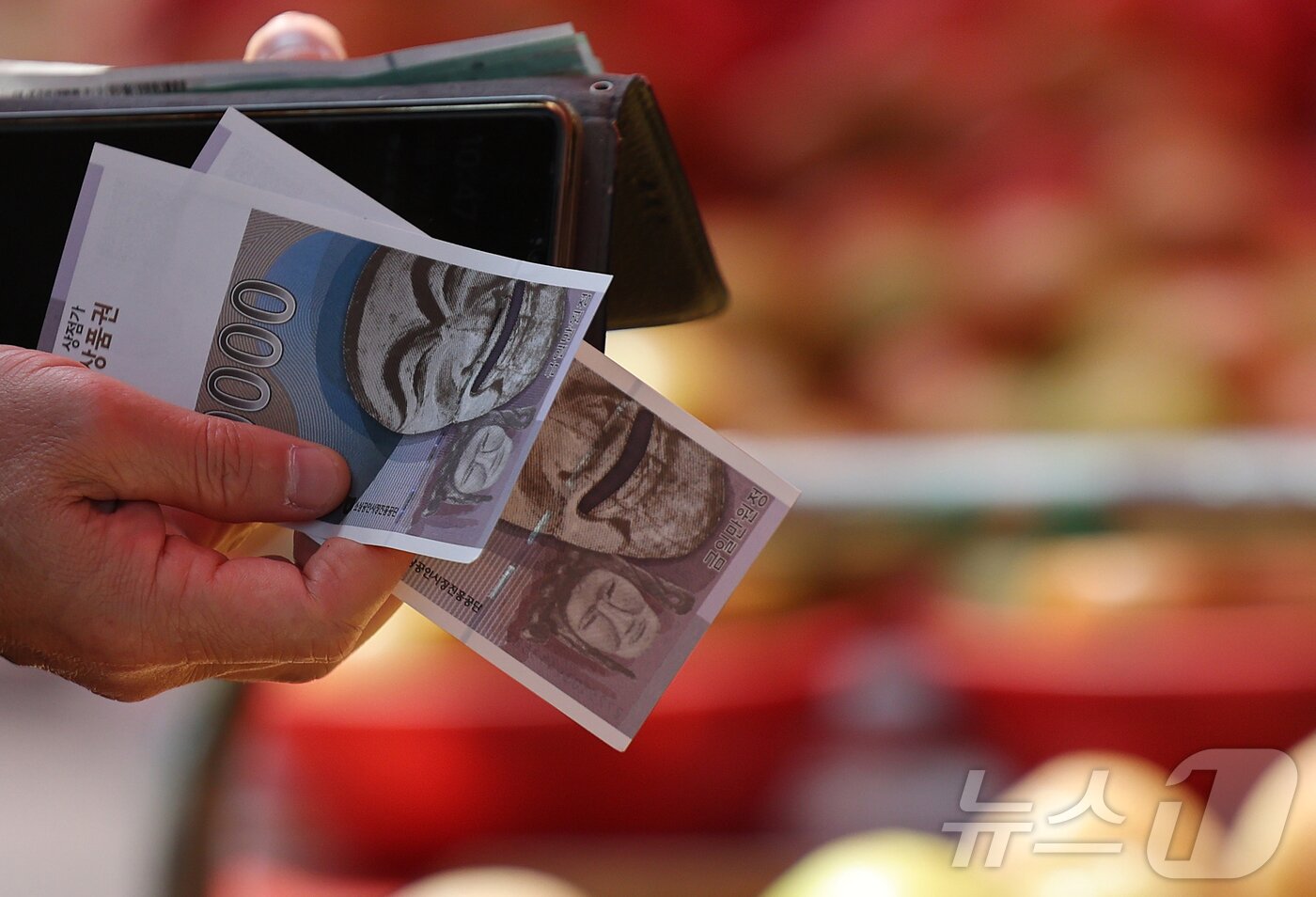 본문 이미지 - 시장에서 시민들이 온누리상품권으로 장을 보고 있다. ⓒ News1 오대일 기자