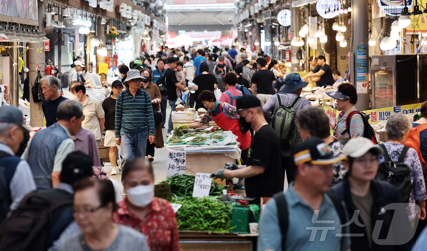 (서울=뉴스1) 오대일 기자 = 얼어붙은 내수 경기 활성화를 위한 2차 추가경정예산안 편성이 초읽기에 들어간 가운데 9일 오전 서울 동대문구 경동시장에서 시민들이 장을 보고 있다. …