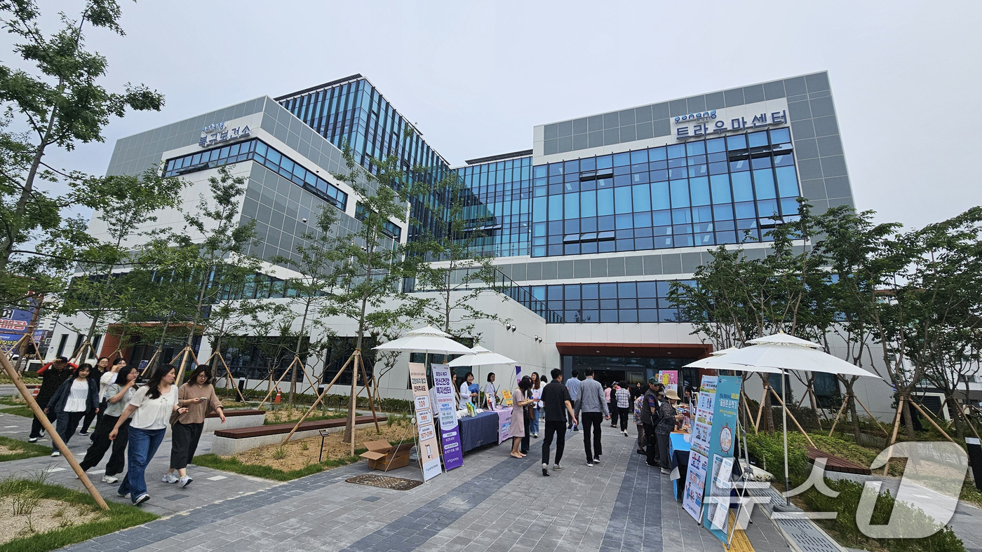 (포항=뉴스1) 최창호 기자 = 9일 경북 포항시 북구보건소 및 트라우마센터 개소식을 마친 후 본격 진료를 시작했다. ''북구보건소 및 트라우마센터’는 2017년 포항 촉발지진으로 …