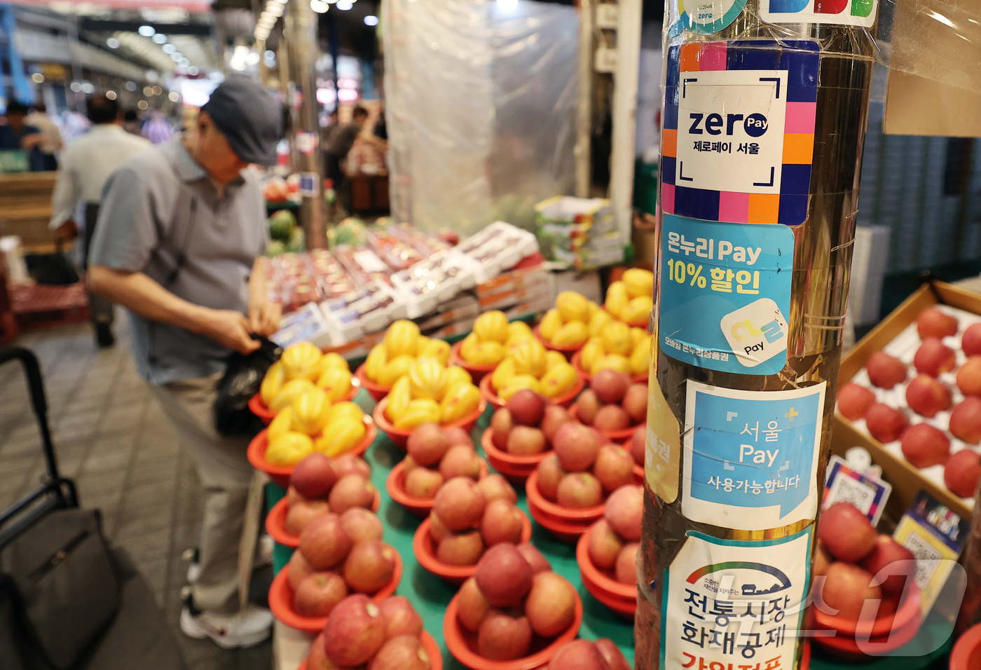 (서울=뉴스1) 오대일 기자 = 얼어붙은 내수 경기 활성화를 위한 2차 추가경정예산안 편성이 초읽기에 들어간 가운데 9일 오전 서울 동대문구 경동시장에 지역화폐 결제 안내문이 붙어 …