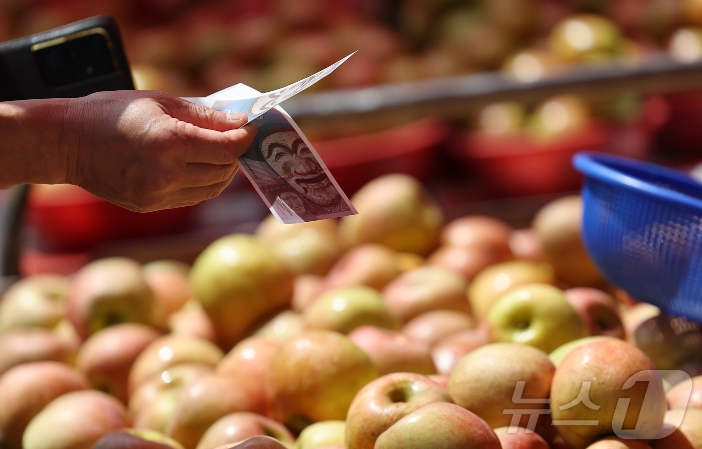 (서울=뉴스1) 오대일 기자 = 얼어붙은 내수 경기 활성화를 위한 2차 추가경정예산안 편성이 초읽기에 들어간 가운데 9일 오전 서울 동대문구 경동시장에서 시민들이 온누리상품권으로 …