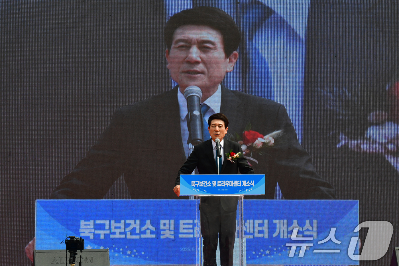 (포항=뉴스1) 최창호 기자 = 이강덕 경북 포항시장이  9일 북구 흥해읍에서 열린 북구보건소 및 트라우마센터 개소식에서 인사말을 있다. 이날 개소한 '북구보건소 및 트라우마센터’ …