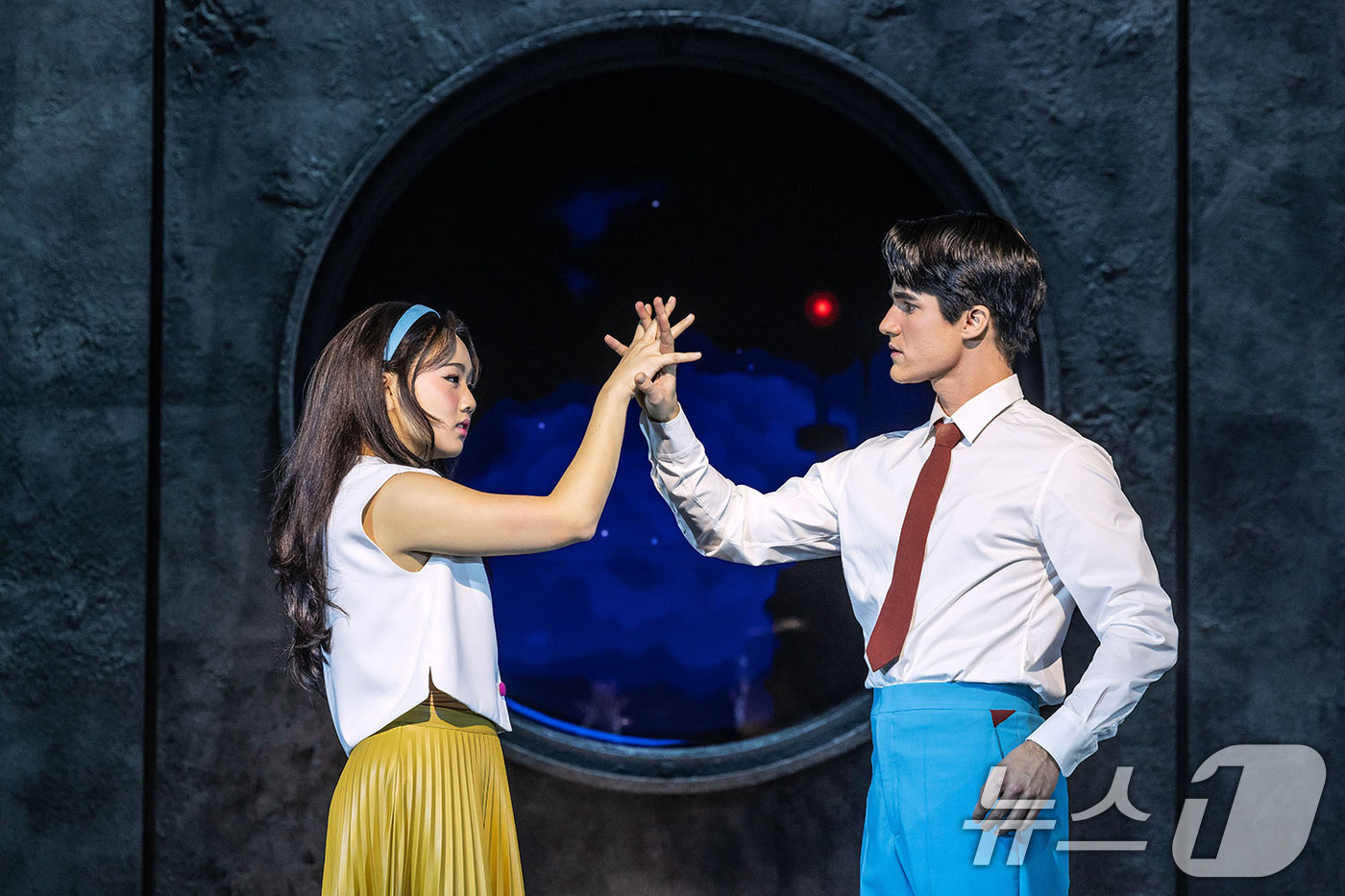 (서울=뉴스1) = 미국 뉴욕 브로드웨이에서 공연 중인 한국 토종 창작 뮤지컬 '어쩌면 해피엔딩'(Maybe Happy Ending)이 제78회 토니상 시상식에서 6관왕의 영예를 …