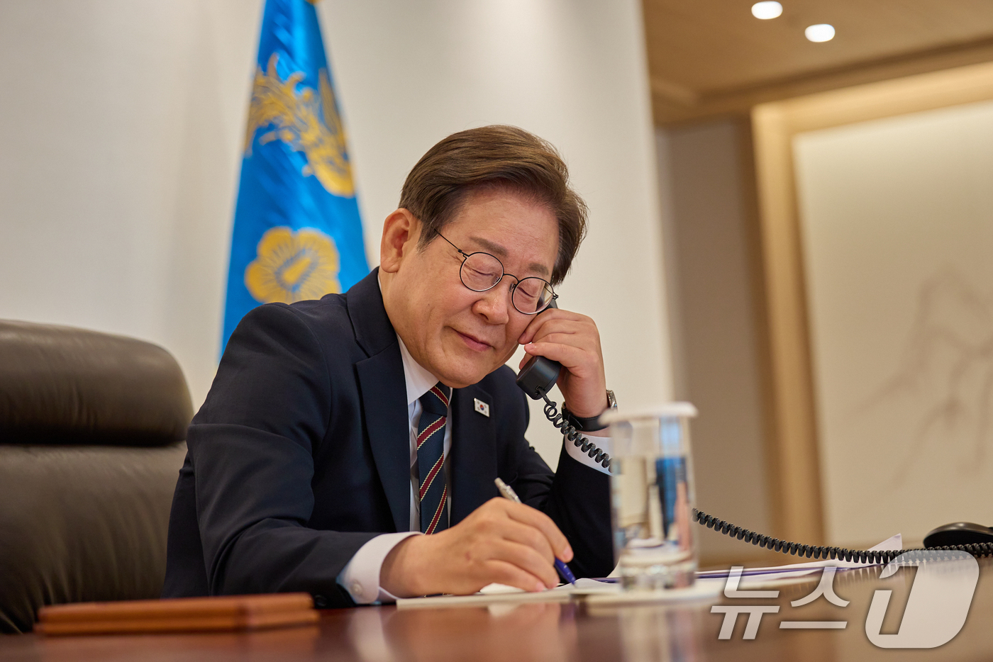 (서울=뉴스1) 허경 기자 = 이재명 대통령이 9일 서울 용산구 대통령실 청사 집무실에서 이시바 시게루 일본 총리와 전화 통화를 하고 있다. (대통령실 제공. 재판매 및 DB 금지 …