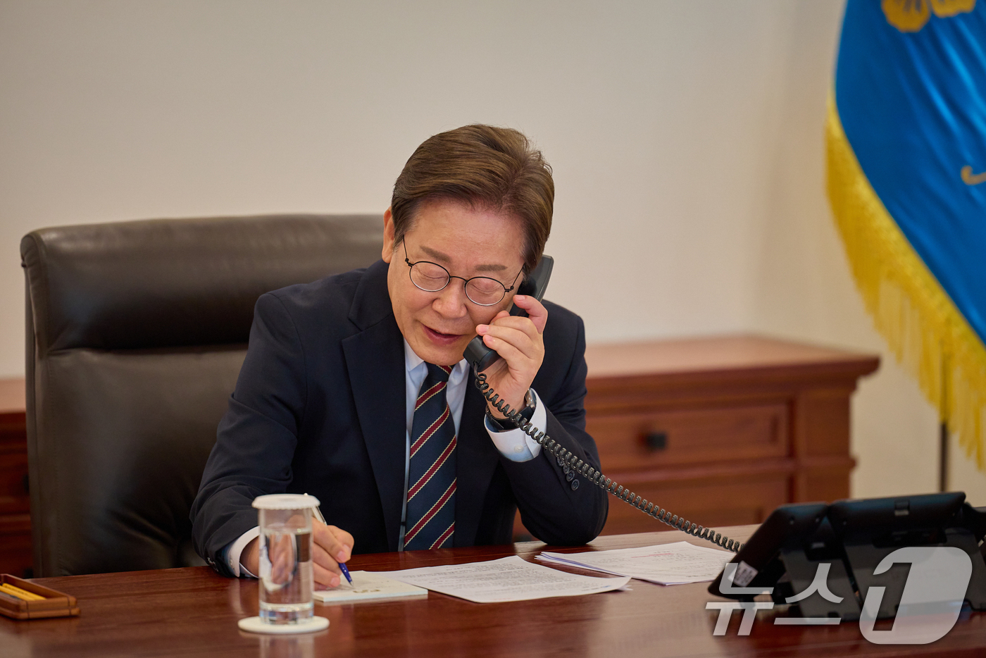 (서울=뉴스1) 허경 기자 = 이재명 대통령이 9일 서울 용산구 대통령실 청사 집무실에서 이시바 시게루 일본 총리와 전화 통화를 하고 있다. (대통령실 제공. 재판매 및 DB 금지 …