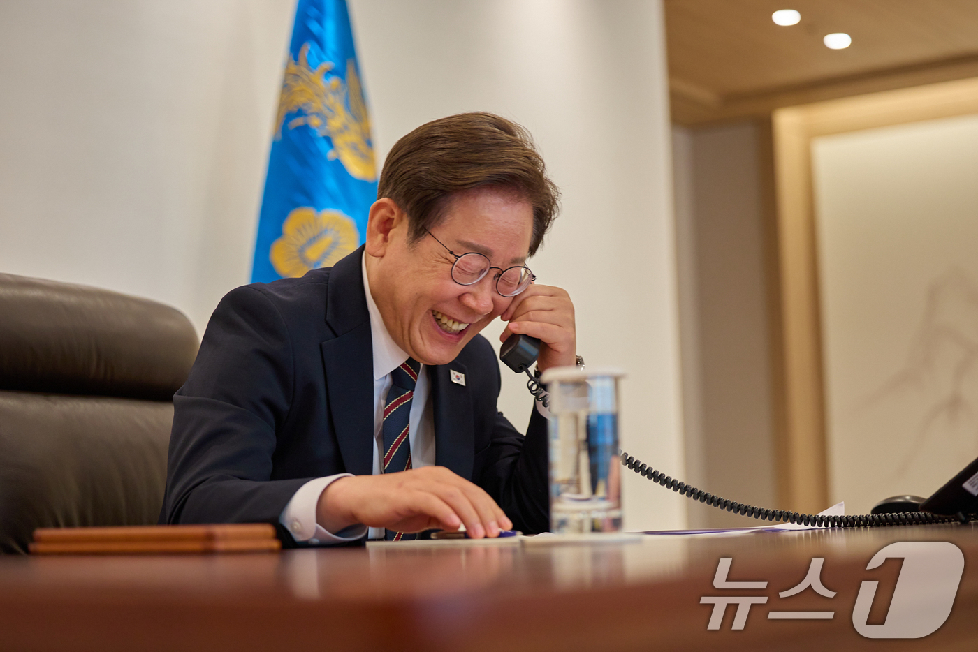 (서울=뉴스1) 허경 기자 = 이재명 대통령이 9일 서울 용산구 대통령실 청사 집무실에서 이시바 시게루 일본 총리와 전화 통화를 하고 있다. (대통령실 제공. 재판매 및 DB 금지 …