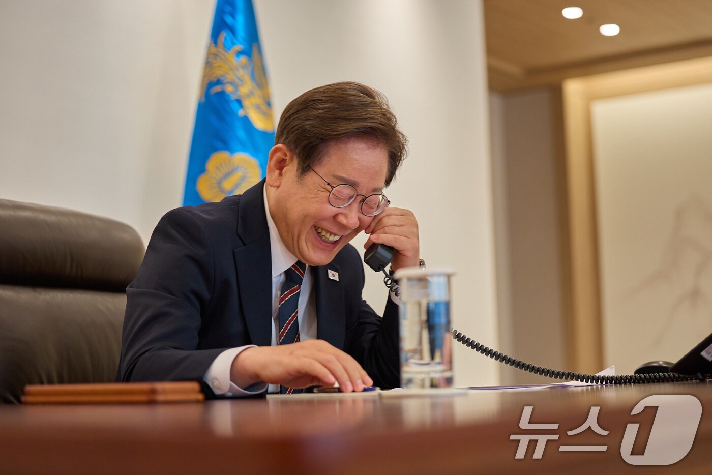 본문 이미지 - 이재명 대통령이 지난 9일 서울 용산구 대통령실 청사 집무실에서 이시바 시게루 일본 총리와 전화 통화를 하고 있다. &#40;대통령실 제공. 재판매 및 DB 금지&#41; 2025.6.9/뉴스1 ⓒ News1 허경 기자