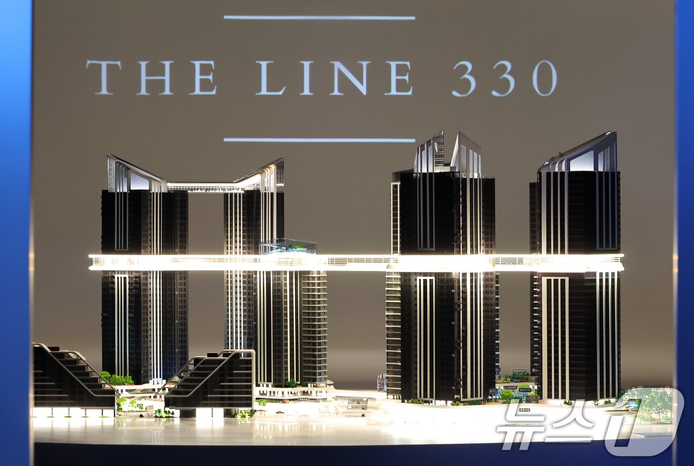 본문 이미지 - 용산 정비창 전면1구역 시공자 선정을 약 2주 앞두고 수주경쟁이 치열한 양상을 띠고 있는 9일 서울 용산구 베르가모에 위치한 HDC 현대산업개발 홍보관에 복합 주거지역단지 모형이 전시돼 있다. 2025.6.9/뉴스1 ⓒ News1 이동해 기자