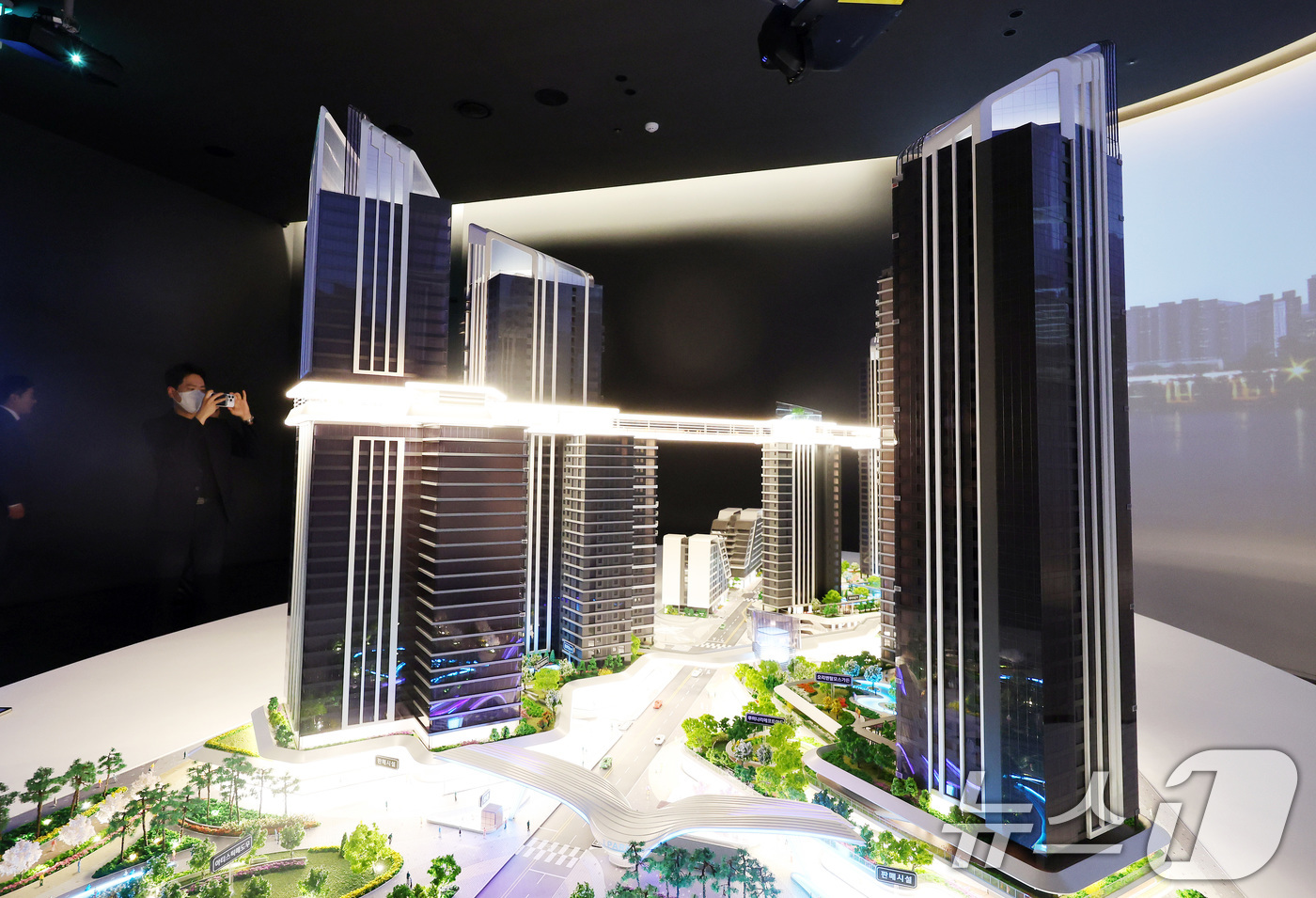 (서울=뉴스1) 이동해 기자 = 용산 정비창 전면1구역 시공자 선정을 약 2주 앞두고 수주경쟁이 치열한 양상을 띠고 있는 9일 서울 용산구 베르가모에 위치한 HDC 현대산업개발 홍 …