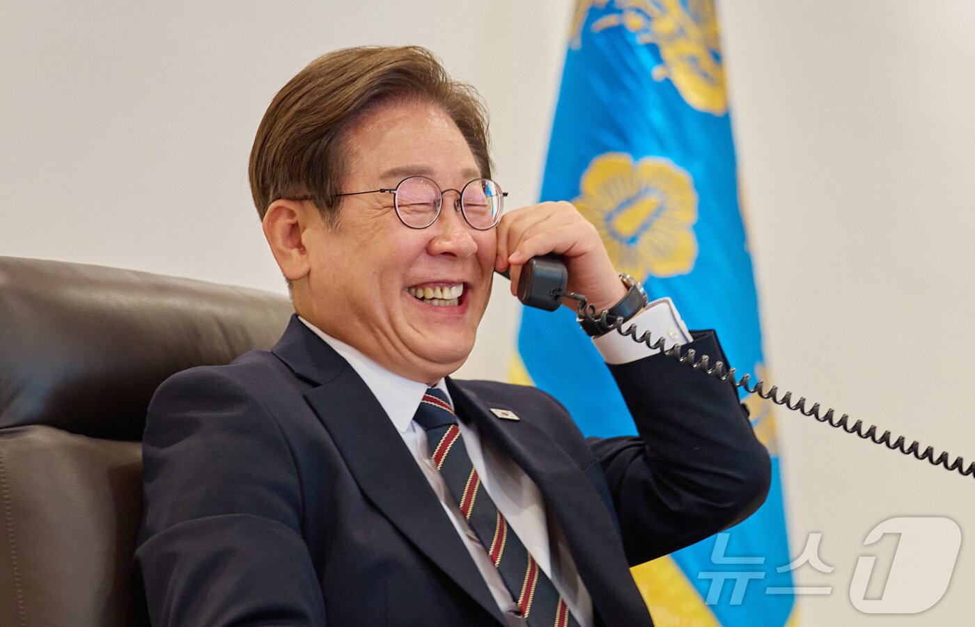 본문 이미지 - 이재명 대통령이 9일 서울 용산구 대통령실 청사 집무실에서 이시바 시게루 일본 총리와 전화 통화를 하고 있다. &#40;대통령실 제공. 재판매 및 DB 금지&#41; 2025.6.9/뉴스1 ⓒ News1 허경 기자