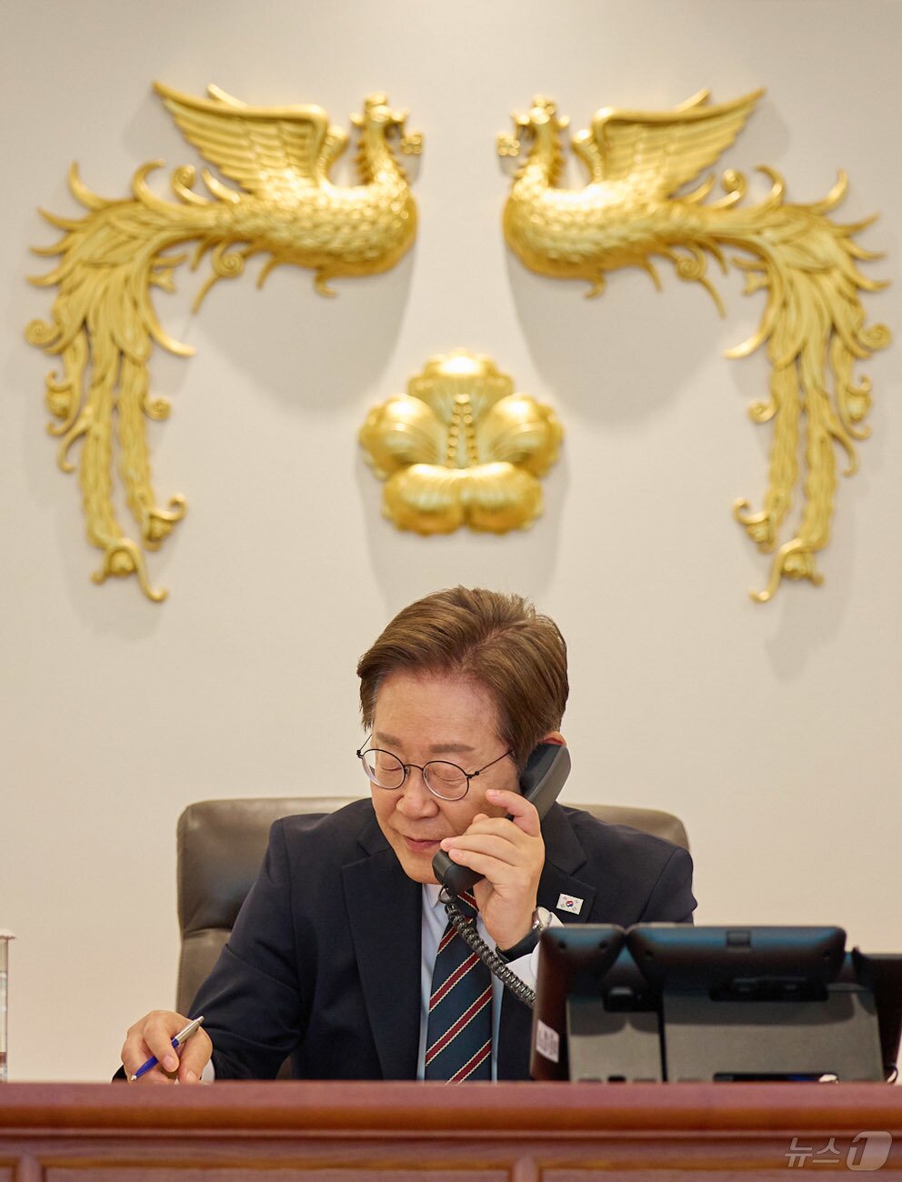 본문 이미지 - 이재명 대통령이 9일 서울 용산구 대통령실 청사 집무실에서 이시바 시게루 일본 총리와 전화 통화를 하고 있다. &#40;대통령실 제공. 재판매 및 DB 금지&#41; 2025.6.9/뉴스1 ⓒ News1 허경 기자