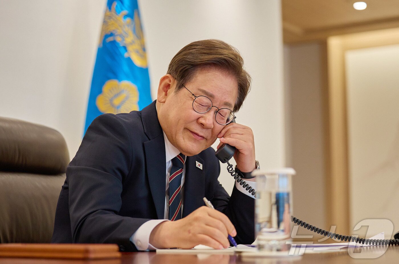 본문 이미지 - 이재명 대통령이 9일 서울 용산구 대통령실 청사 집무실에서 이시바 시게루 일본 총리와 전화 통화를 하고 있다. &#40;대통령실 제공. 재판매 및 DB 금지&#41; 2025.6.9/뉴스1 ⓒ News1 허경 기자