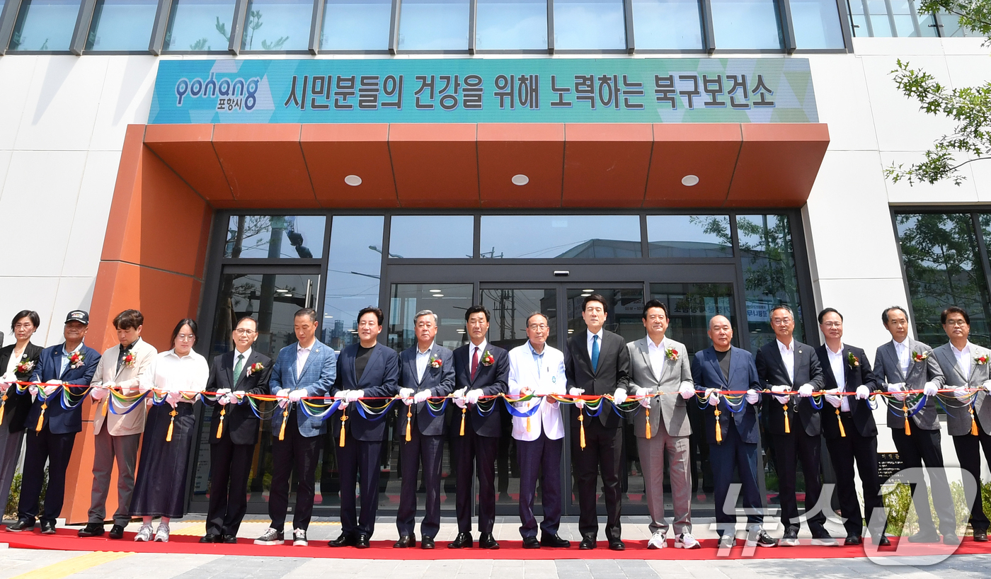 (포항=뉴스1) 최창호 기자 = 이강덕 경북 포항시장과 함석 포항 트라우마 센터장 등 참석자들이  9일 북구 흥해읍에서 열린 북구보건소 및 트라우마센터 개소를 축하하고 있다. 이날 …