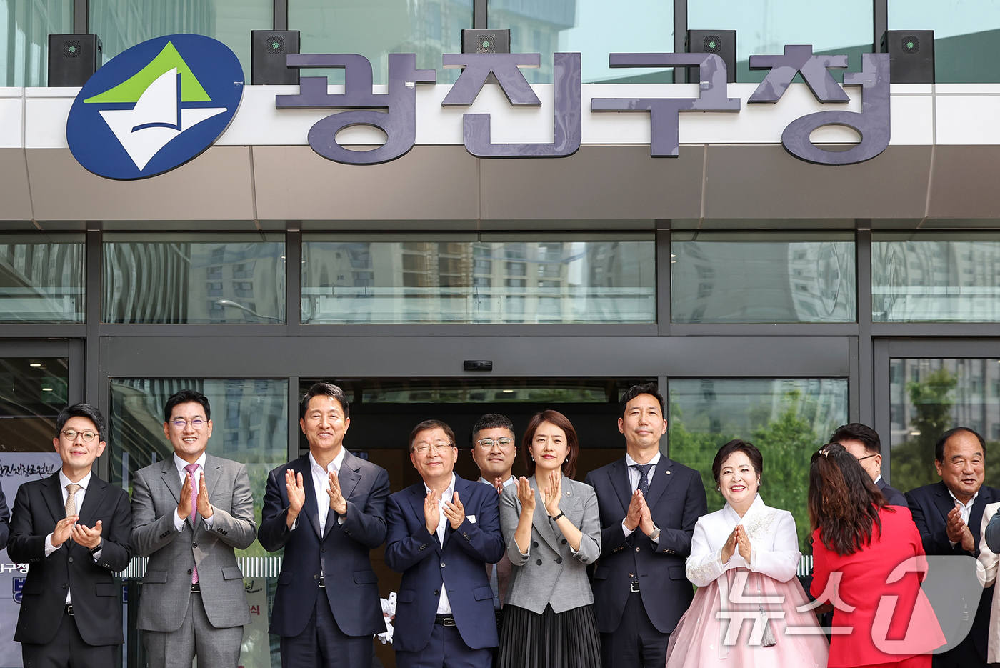 (서울=뉴스1) 민경석 기자 = 오세훈 서울시장과 김경호 광진구청장 등 참석자들이 9일 오후 서울 광진구 자양동 광진구청 신청사에서 열린 개청식에서 제막식을 마친 뒤 기념촬영을 하 …