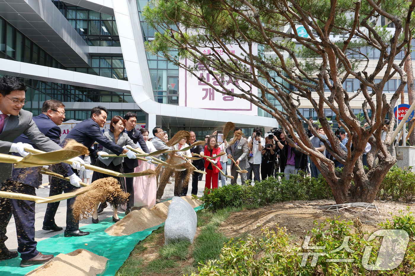 (서울=뉴스1) 민경석 기자 = 오세훈 서울시장과 김경호 광진구청장 등 참석자들이 9일 오후 서울 광진구 자양동 광진구청 신청사에서 열린 개청식에서 기념 식수를 하고 있다.옛 공화 …