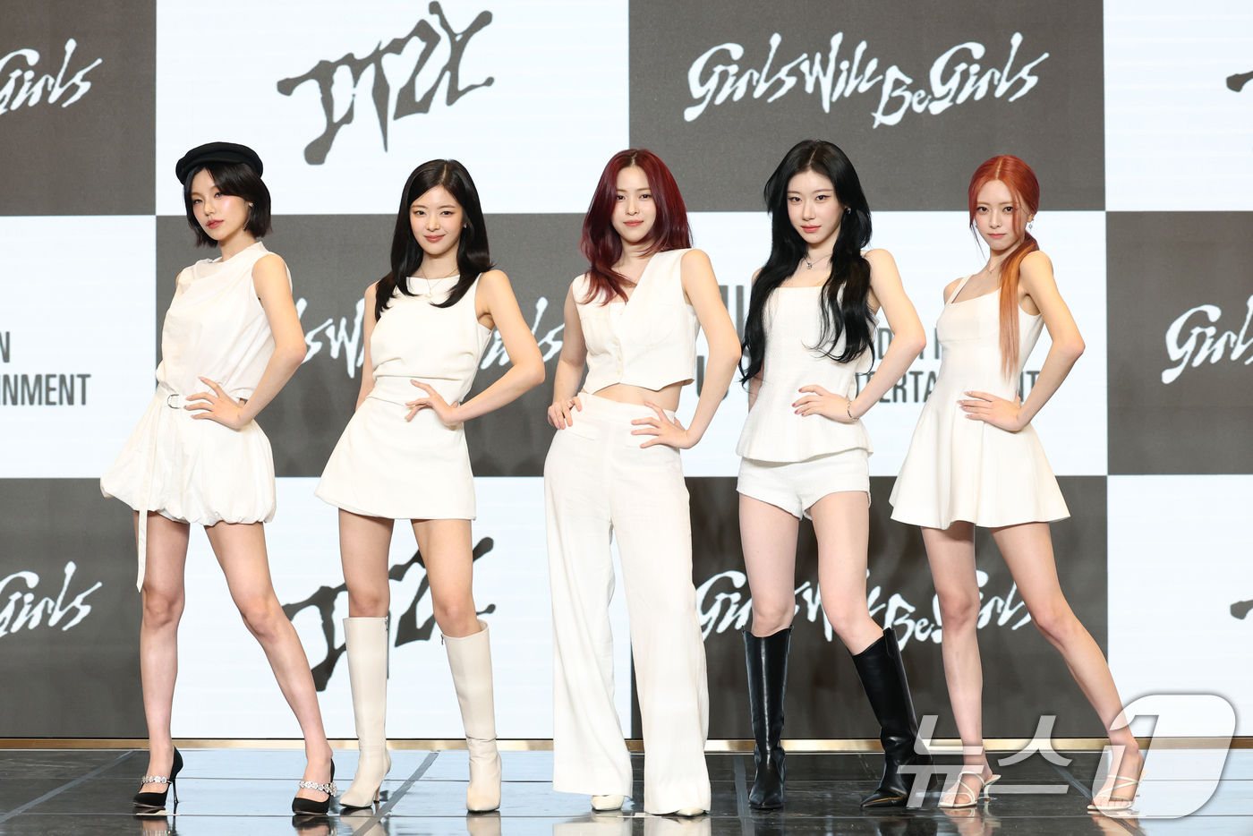 (서울=뉴스1) 권현진 기자 = 그룹 있지의 예지(왼쪽부터)와 리아, 류진, 채령, 유나가 9일 서울 송파구 잠실로 소피텔 앰배서더 서울 호텔에서 열린 새 미니 앨범 'Girls …