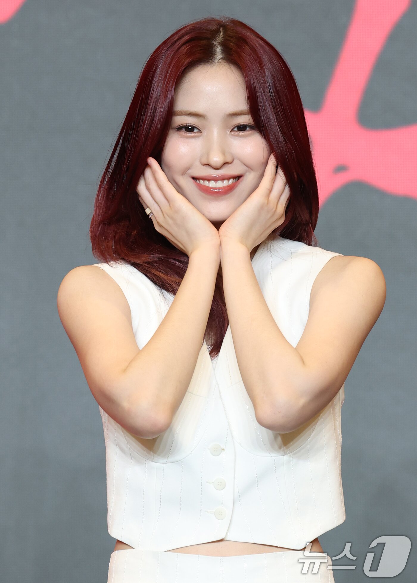 본문 이미지 - 그룹 있지의 류진이 9일 서울 송파구 잠실로 소피텔 앰배서더 서울 호텔에서 열린 새 미니 앨범 'Girls Will Be Girls' 발매 기념 기자간담회에 참석해 포즈를 취하고 있다. 2025.6.9/뉴스1 ⓒ News1 권현진 기자