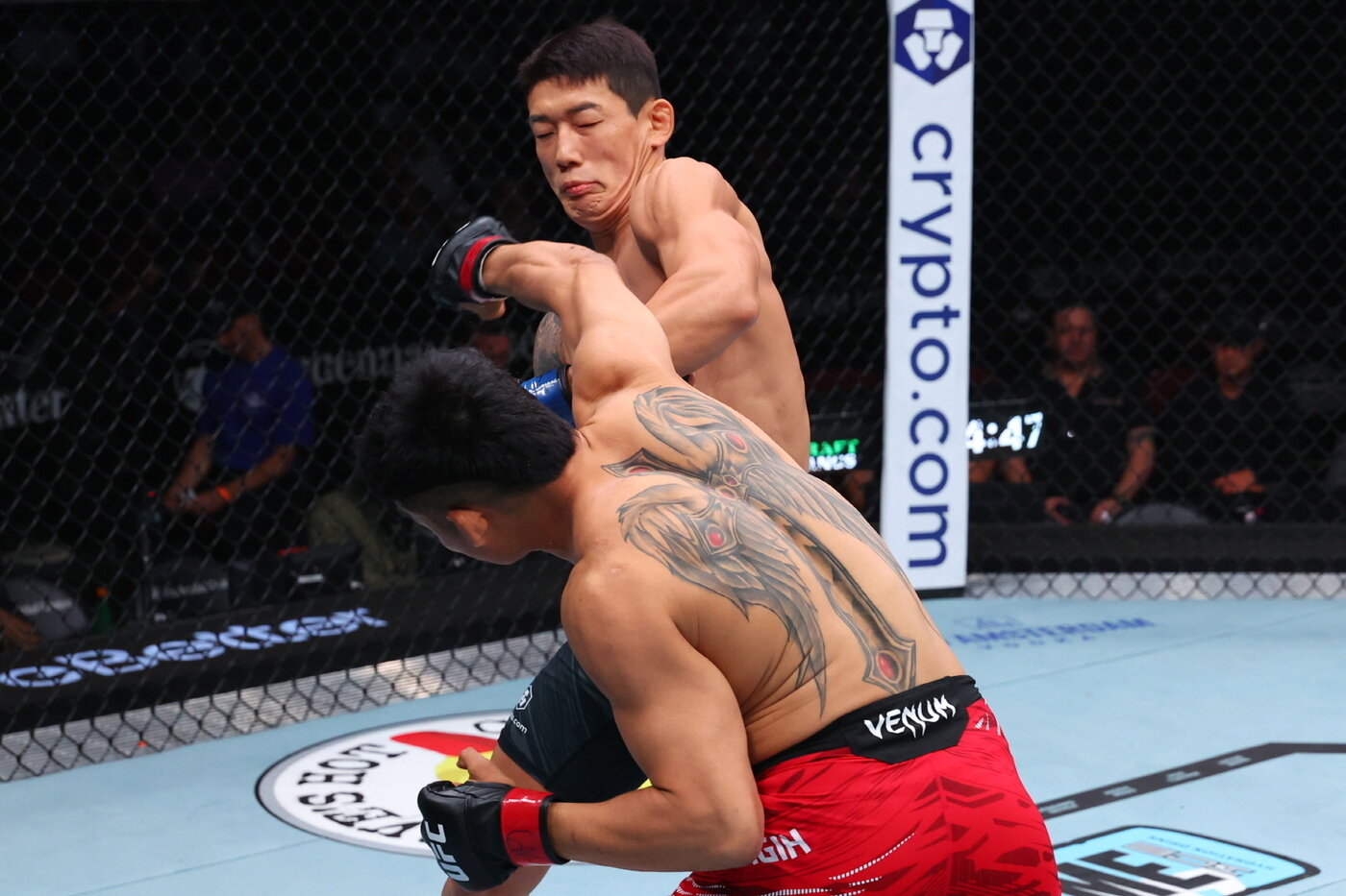 본문 이미지 - 유주상이 8일&#40;한국시간&#41; UFC 데뷔전에서 사라기와 대결하고 있다.&#40;UFC 제공&#41;