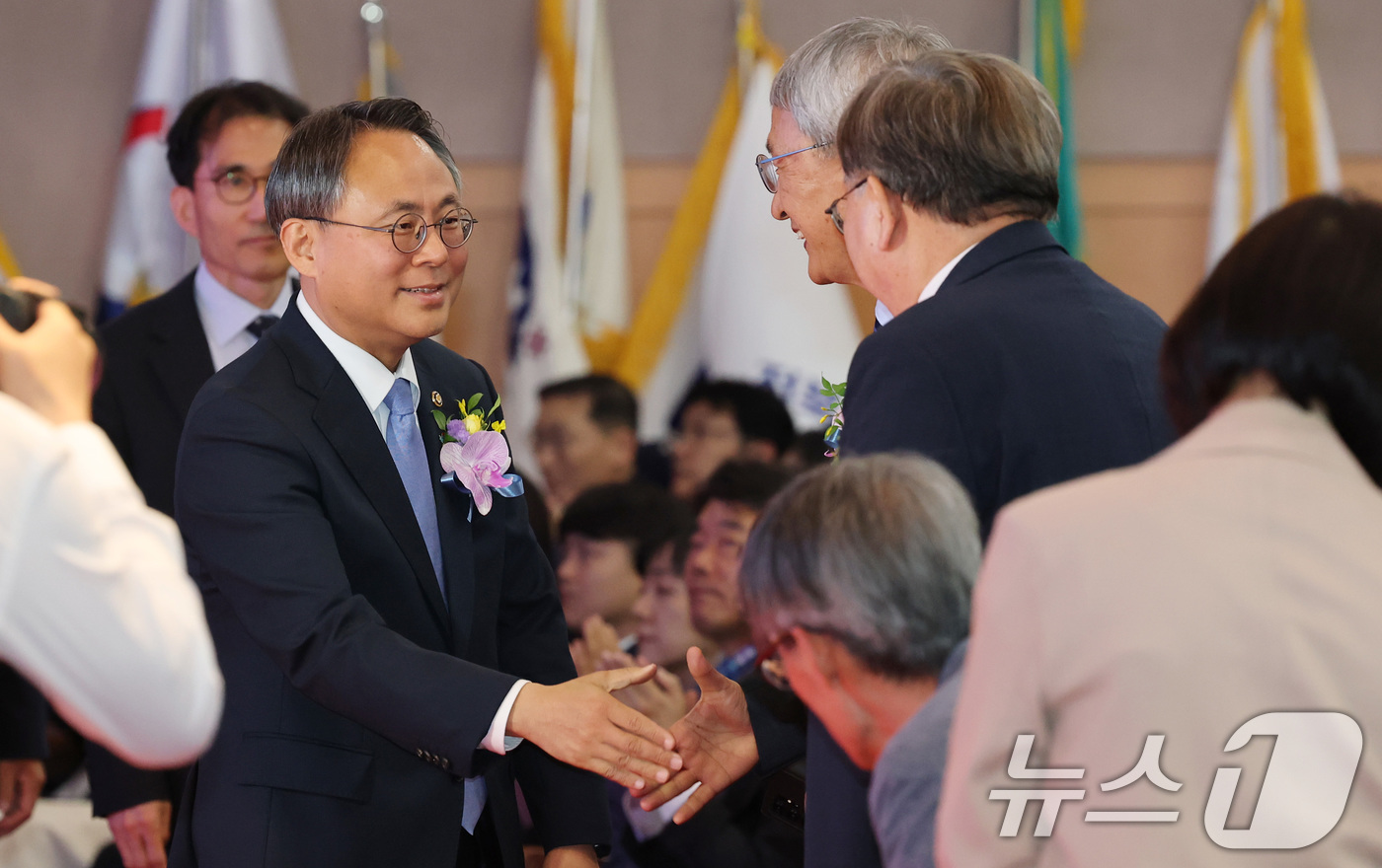 (서울=뉴스1) 임세영 기자 = 고기동 행정안전부 장관 직무대행이 9일 서울 종로구 정부서울청사 별관 2층 대강당에서 열린 2025 기록의 날 기념행사에서 참석자들과 악수를 나누고 …