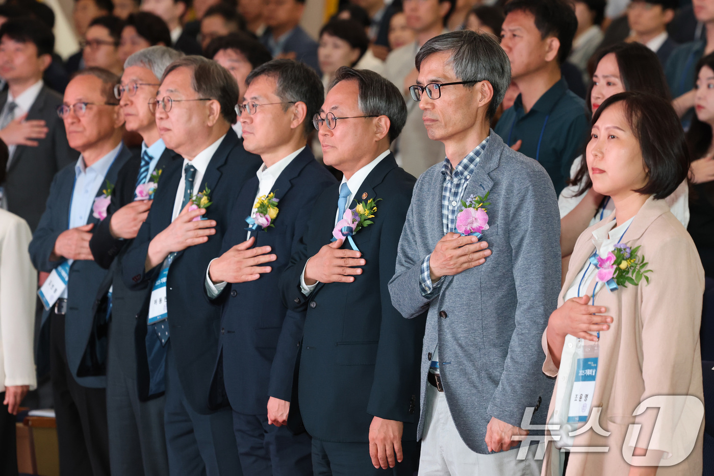 (서울=뉴스1) 임세영 기자 = 고기동 행정안전부 장관 직무대행 및 참석자들이 9일 서울 종로구 정부서울청사 별관 2층 대강당에서 열린 2025 기록의 날 기념행사에서 국민의례를 …