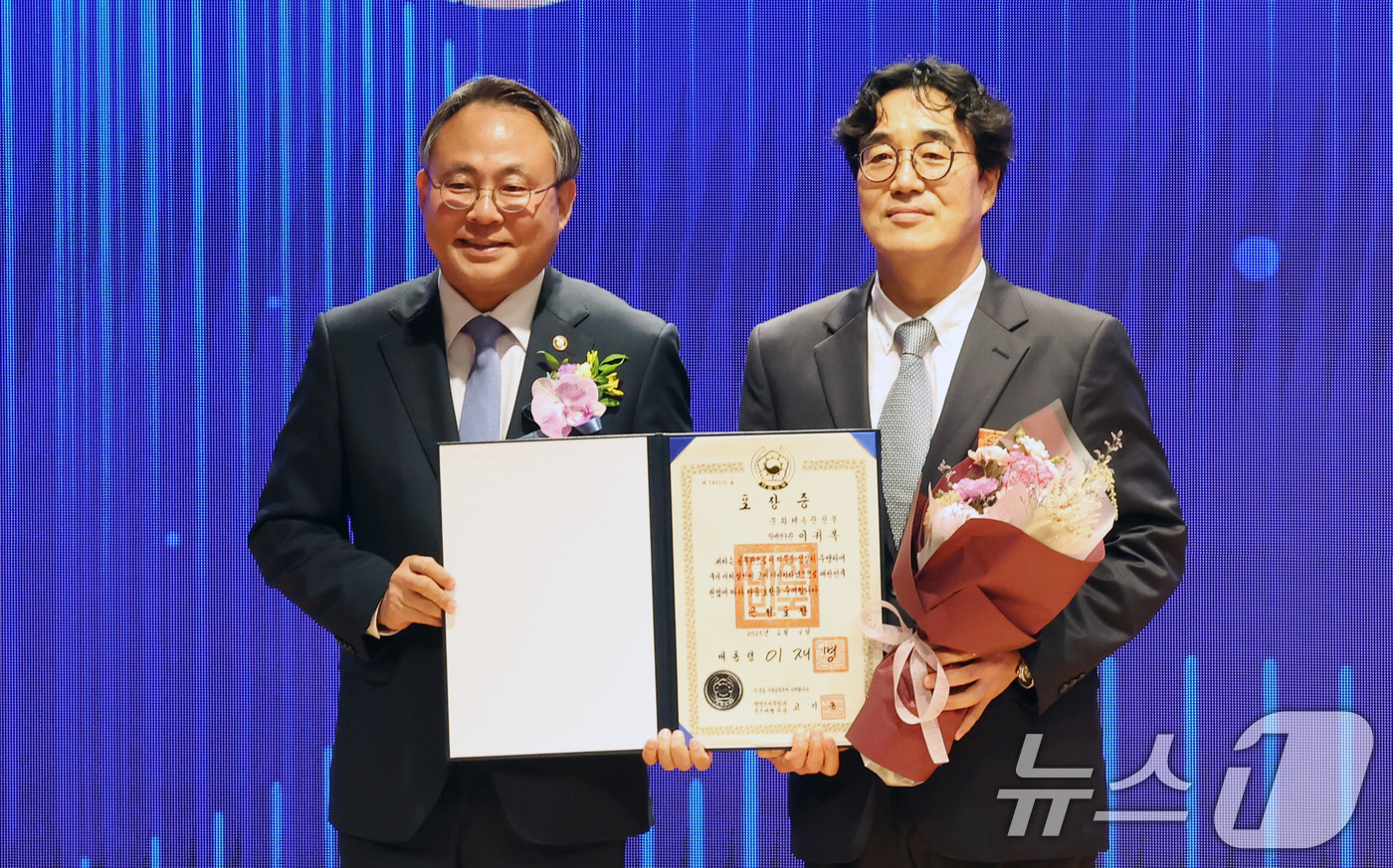 (서울=뉴스1) 임세영 기자 = 고기동 행정안전부 장관 직무대행이 9일 서울 종로구 정부서울청사 별관 2층 대강당에서 열린 2025 기록의 날 기념행사에서 이귀복 문화체육관광부 학 …