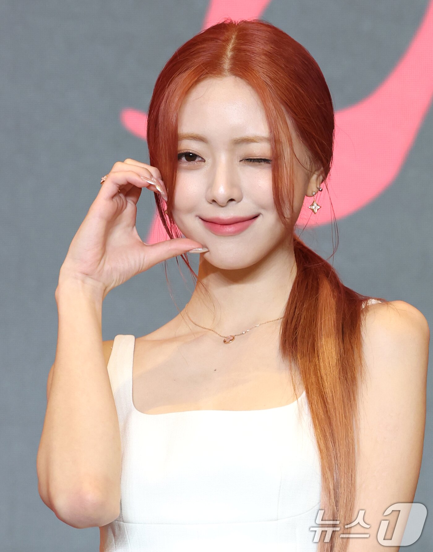 본문 이미지 - 그룹 있지의 유나가 9일 서울 송파구 잠실로 소피텔 앰배서더 서울 호텔에서 열린 새 미니 앨범 'Girls Will Be Girls' 발매 기념 기자간담회에 참석해 포즈를 취하고 있다. 2025.6.9/뉴스1 ⓒ News1 권현진 기자