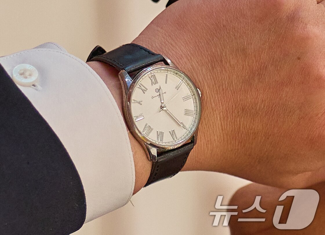 본문 이미지 - 이재명 대통령이 9일 서울 용산구 대통령실에서 이시바 시게루 일본 총리와 전화 통화를 하고 있다. 사진은 이 대통령이 착용한 OST 달빛정원 시계. (대통령실 제공. 재판매 및 DB 금지) 2025.6.9/뉴스1