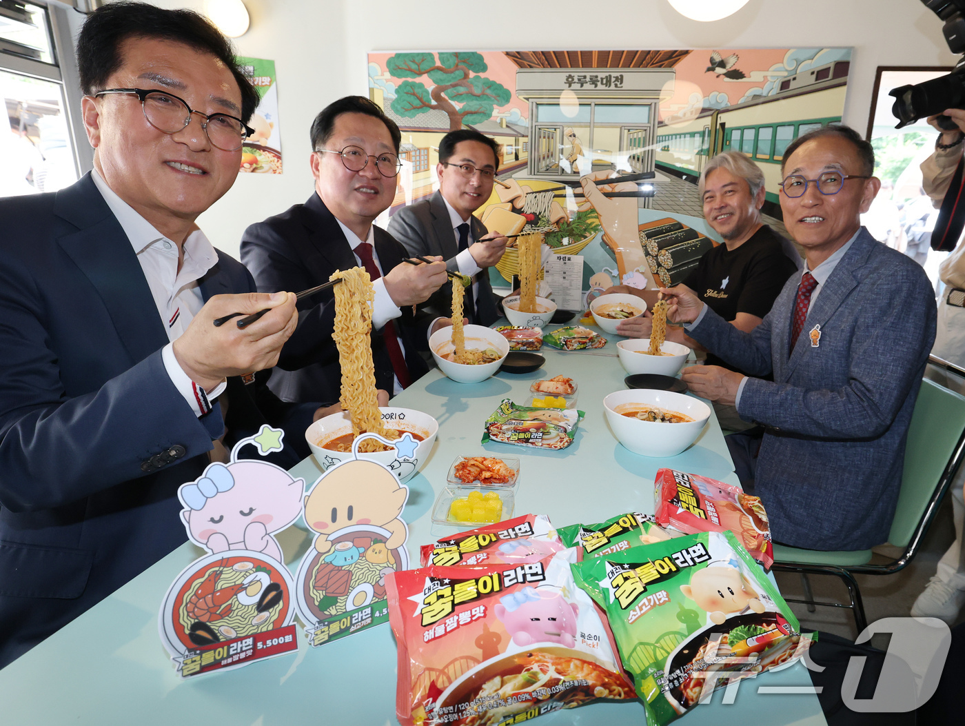 (대전=뉴스1) 김기태 기자 = 대전시가 ‘대전 꿈돌이 라면’을 공식 출시한 가운데 9일 대전 동구 꿈돌이네 라면가게에서 이장우 대전시장이 시식을 하고 있다.'대전 꿈돌이 라면’' …