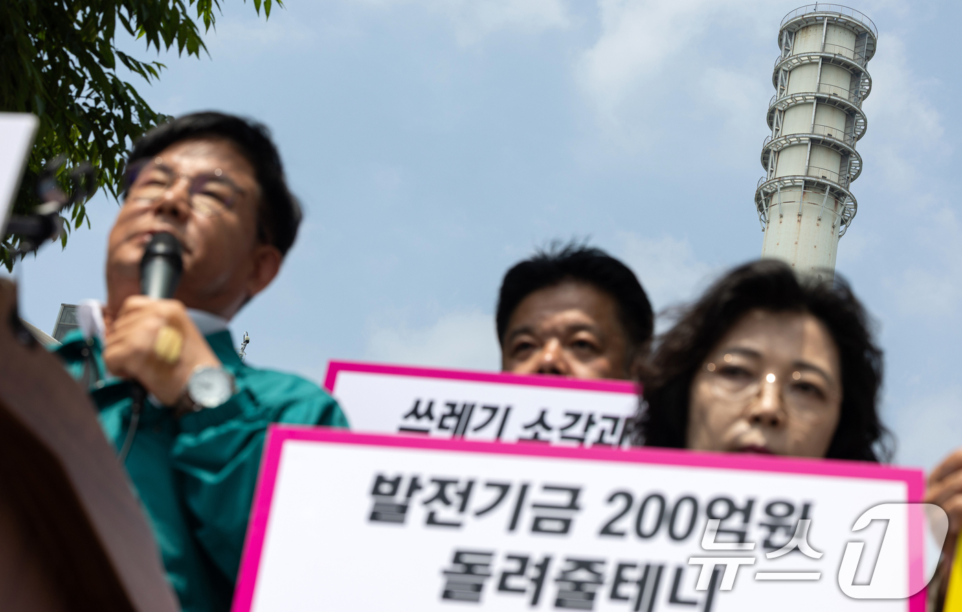 (서울=뉴스1) 이승배 기자 = 박강수 마포구청장이 9일 서울 마포구 마포자원회수시설 앞에서 마포자원회수시설 공동이용협약 개정 철회 및 소각장 추가설치 반대 기자회견을 하고 있다. …