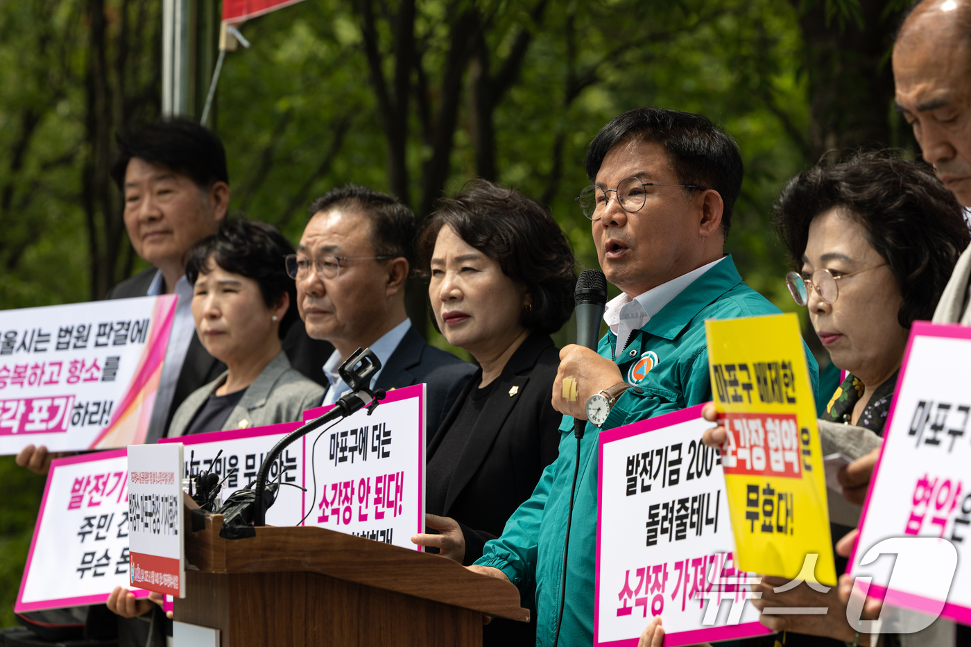 (서울=뉴스1) 이승배 기자 = 박강수 마포구청장이 9일 서울 마포구 마포자원회수시설 앞에서 마포자원회수시설 공동이용협약 개정 철회 및 소각장 추가설치 반대 기자회견을 하고 있다. …