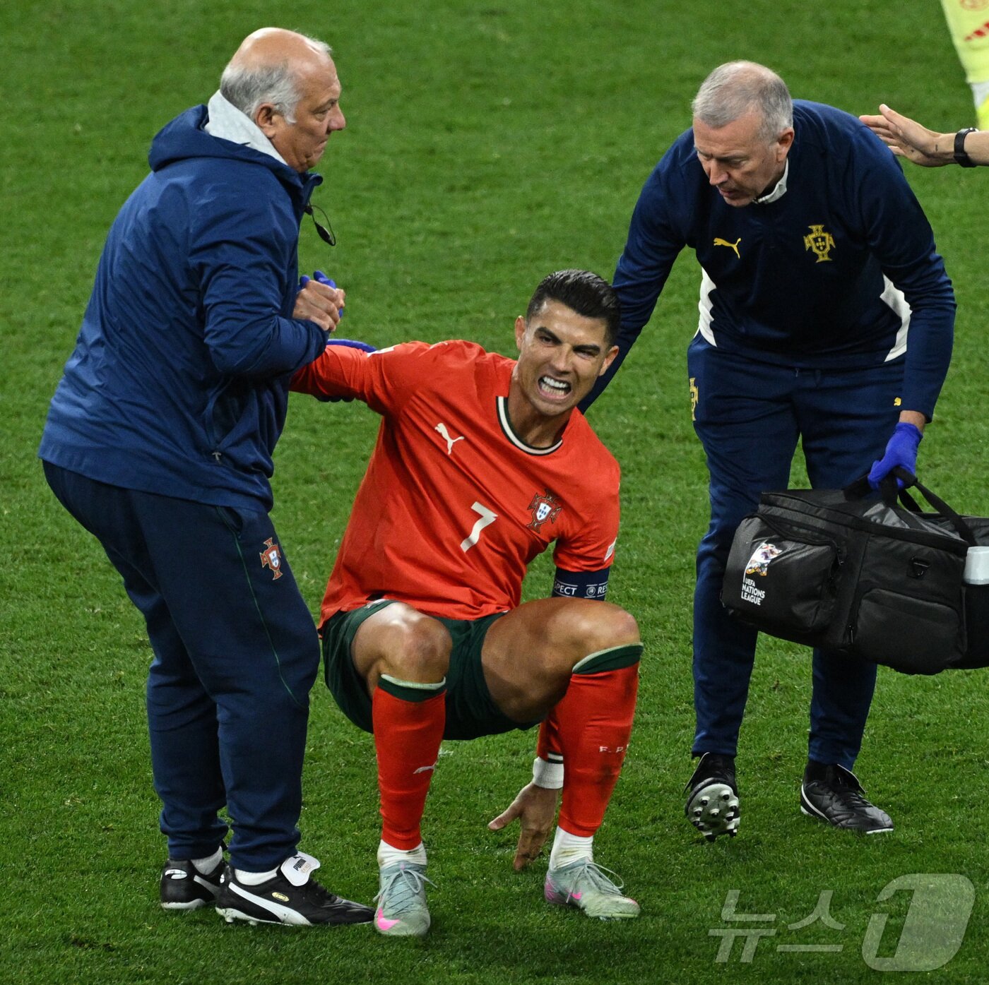 본문 이미지 - 유럽축구연맹(UEFA) 네이션스리그 결승전에서 부상을 당한 크리스티아누 호날두.  ⓒ 로이터=뉴스1